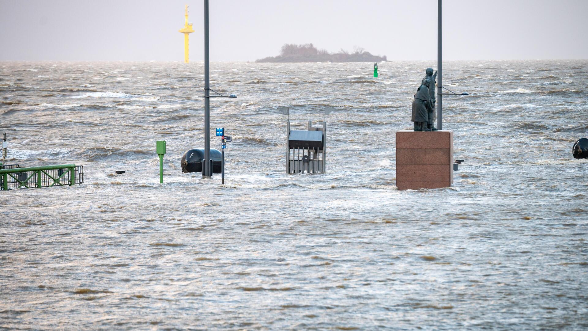 Land unter an der Seebäderkaje in Bremerhaven.