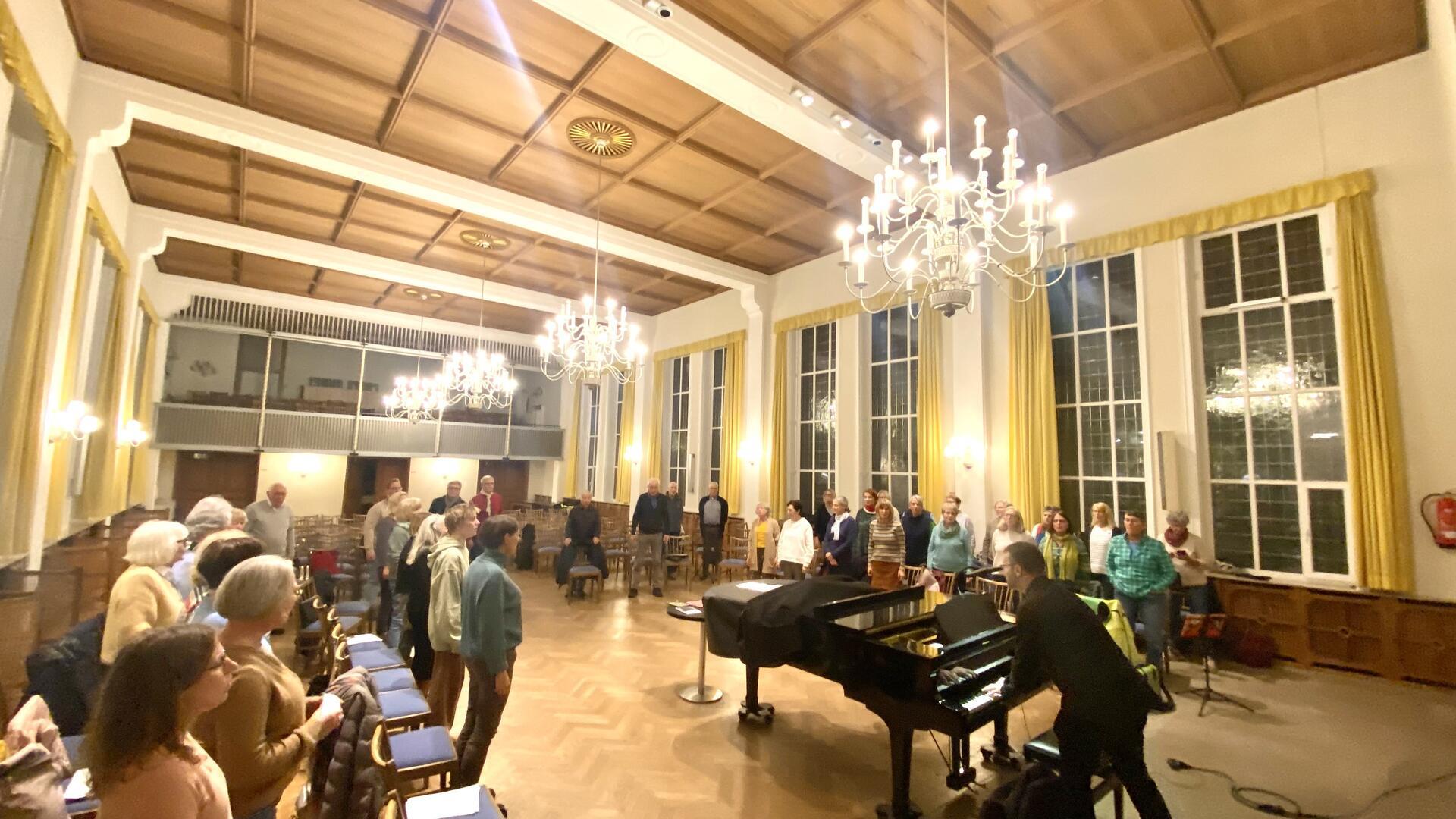 Landeskirchenmusikdirektor David Schollmeyer leitet das große Konzert am Volkstrauertag: In der „Großen Kirche Bremerhaven führt der Kantor mit seinem Bach-Chor, Orchester und Solisten aus Bremen das „Requiem“ von Gabriel Faure auf, anlässlich des 100. Todestages des französischen Komponisten.