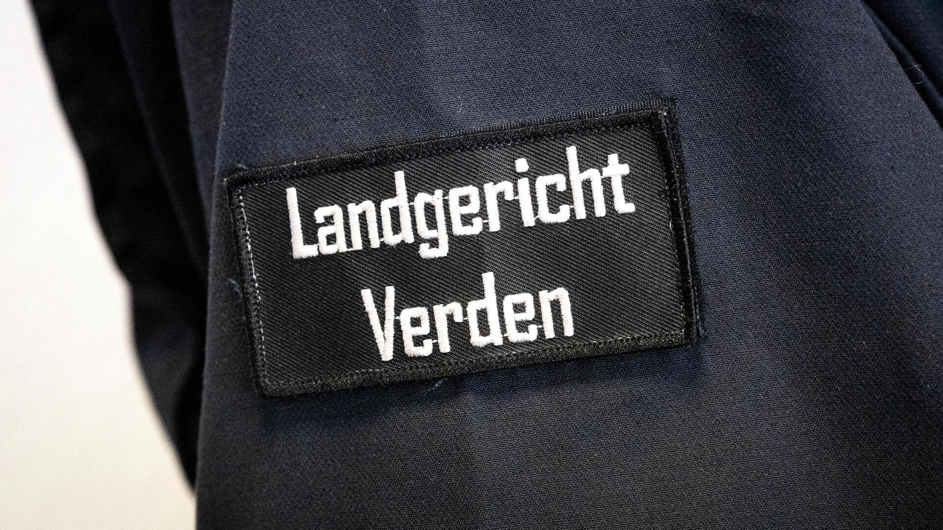 „Landgericht Verden“ steht auf der Uniform eines Justizbeamten. In Verden läuft derzeit ein Sicherungsverfahren gegen einen 53-Jährigen. Er soll für den Brand eines Wohnhauses in Fintel im Landkreis Rotenburg verantwortlich sein.