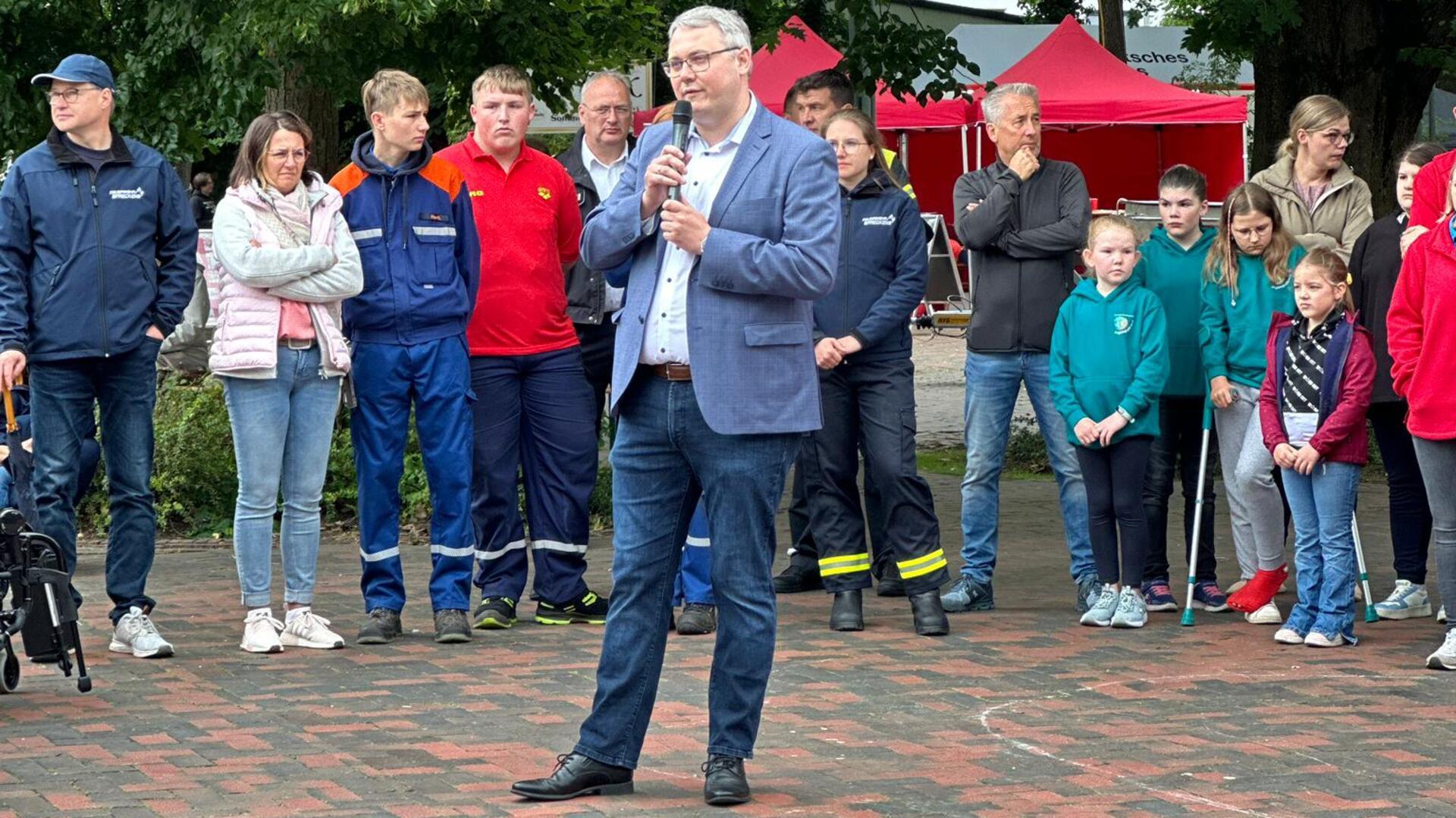 Landrat Marco Prietz eröffnete mit Blaulichtmeile gemeinsam mit Polizeichef Gerd Groeneveld, Stadtbrandmeister Nils Schwarz und Ordnungsamtsleiter Ricardo Döscher.