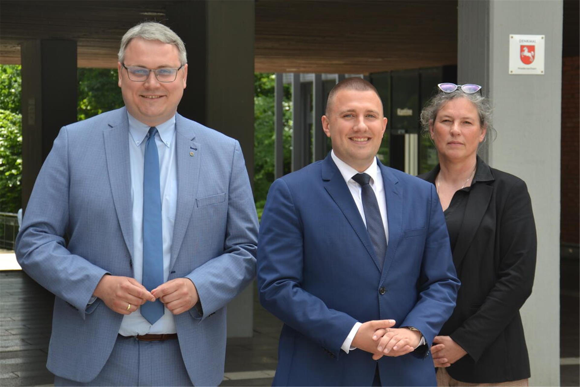 Landrat Marco Prietz und Kreisrätin Imke Colshorn nehmen den neuen Leiter des Jobcenters, Christian Kornek, in die Mitte.