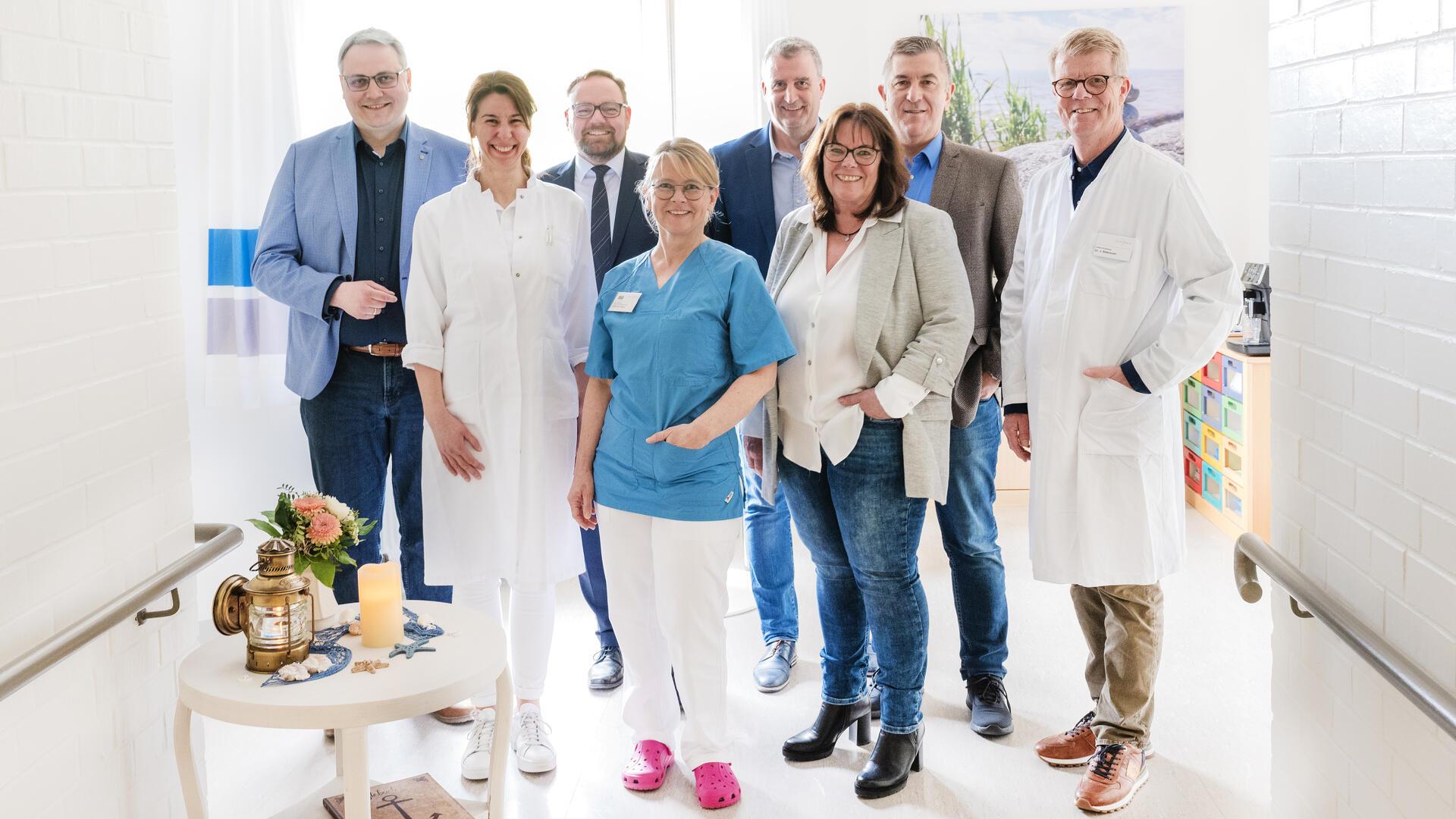 Landrat Marco Prietz (von links), Anika Neumann (Leitende Ärztin Palliativmedizin), Rainer Röhrs (Geschäftsführer), Stefanie Pieper (Stationsleitung), Michael Fuisting (Kaufmännischer Leiter), Dagmar Michaelis (Pflegedirektorin), Siegfried Ristau (Geschäftsführer) und Dr. Jürgen Bittersohl (Ärztlicher Direktor).