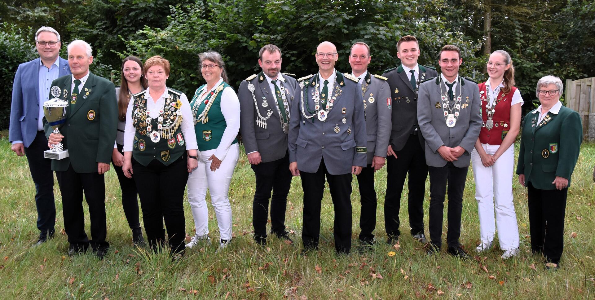 Landrat Marco Prietz (von links), der stellvertretende Kreispräsident Sport, Werner Martens, und Beate Meyer (rechts, Kreispräsidentin des Schützenkreises Zeven) gratulierten der 1. Begleiterin Alena Stelljes (SV Ostereistedt), Landkreiskönigin Ingrid Karin Virkus-Hoek (SK Breddorf), der 2. Begleiterin Anke Beckedorf (SV Gyhum), dem 2. Begleiter Steven Liebeke (SV Seedorf), Landkreiskönig Rainer Klindworth (SV Boitzen), dem 1. Begleiter Marco Brandt (SV Anderlingen), der 2. Begleiterin des Jugendkönigs Milena Viets (SV Hatzte-Ehestorf), dem Landkreisjugendkönig Johann Schröder (SV Rhadereistedt) und dem 1. Begleiter Conner Heins (SV Rüspel-Volkersen) zu ihren Erfolgen.