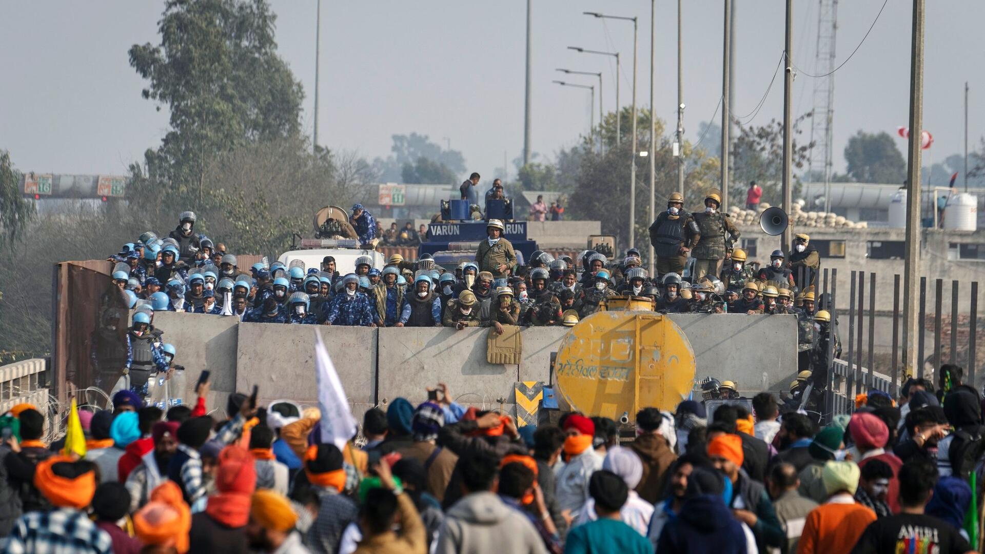 Landwirte und die Polizei stehen sich auf einer Autobahn an der Grenze zwischen den indischen Bundesstaaten Punjab und Haryana gegenüber. In vielen Gebieten Nordindiens protestieren Bauern gegen eine Reihe von Missständen.