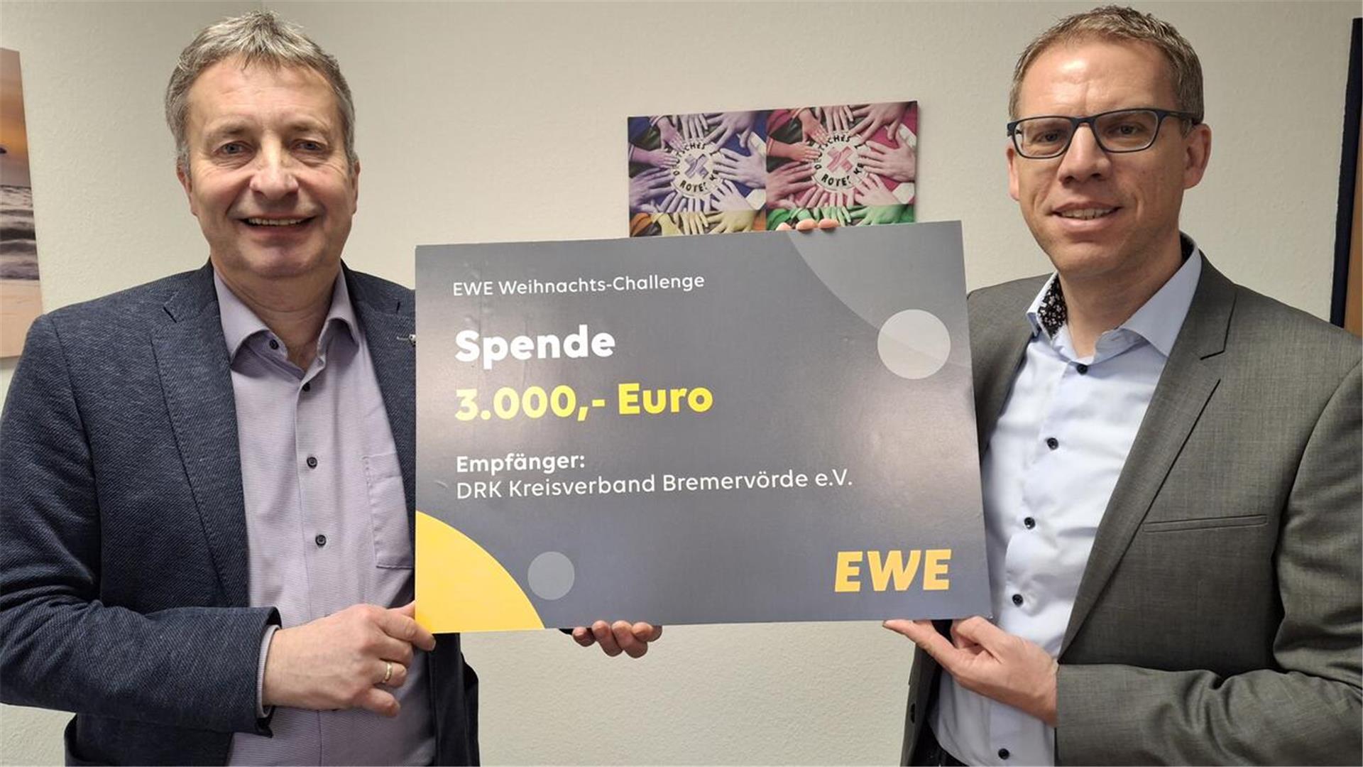 Lars Beinke, Leiter EWE NETZ-Region Bremervörde/Seevetal (rechts), übergab Bremervördes DRK-Kreisgeschäftsführer Rolf Eckhoff die 3.000-Euro-Spende des Energiedienstleisters für die Arbeit der Alzheimer-Selbsthilfegruppen in Bremervörde, Zeven und Rotenburg.