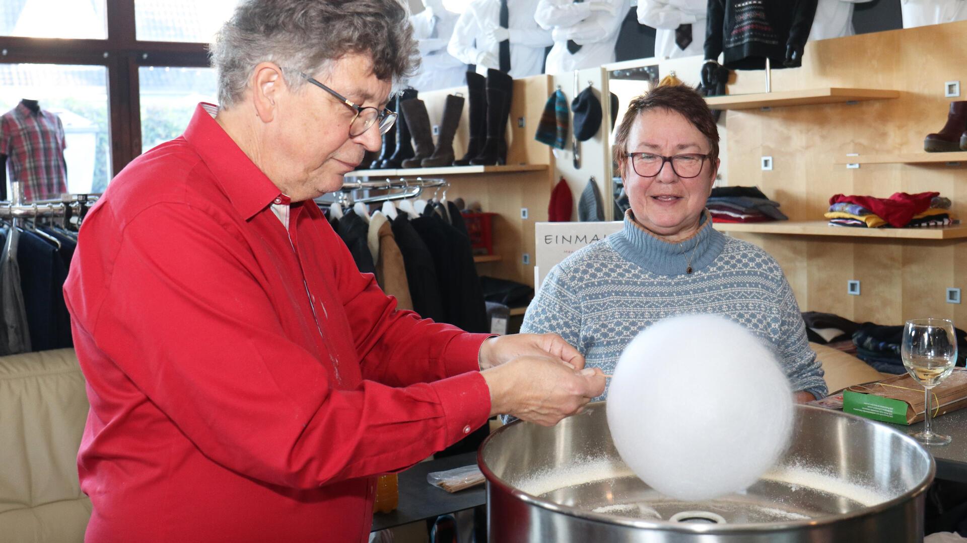 Lars Lust und Doris Brandt verteilten Zuckerwatte an die Besucher.