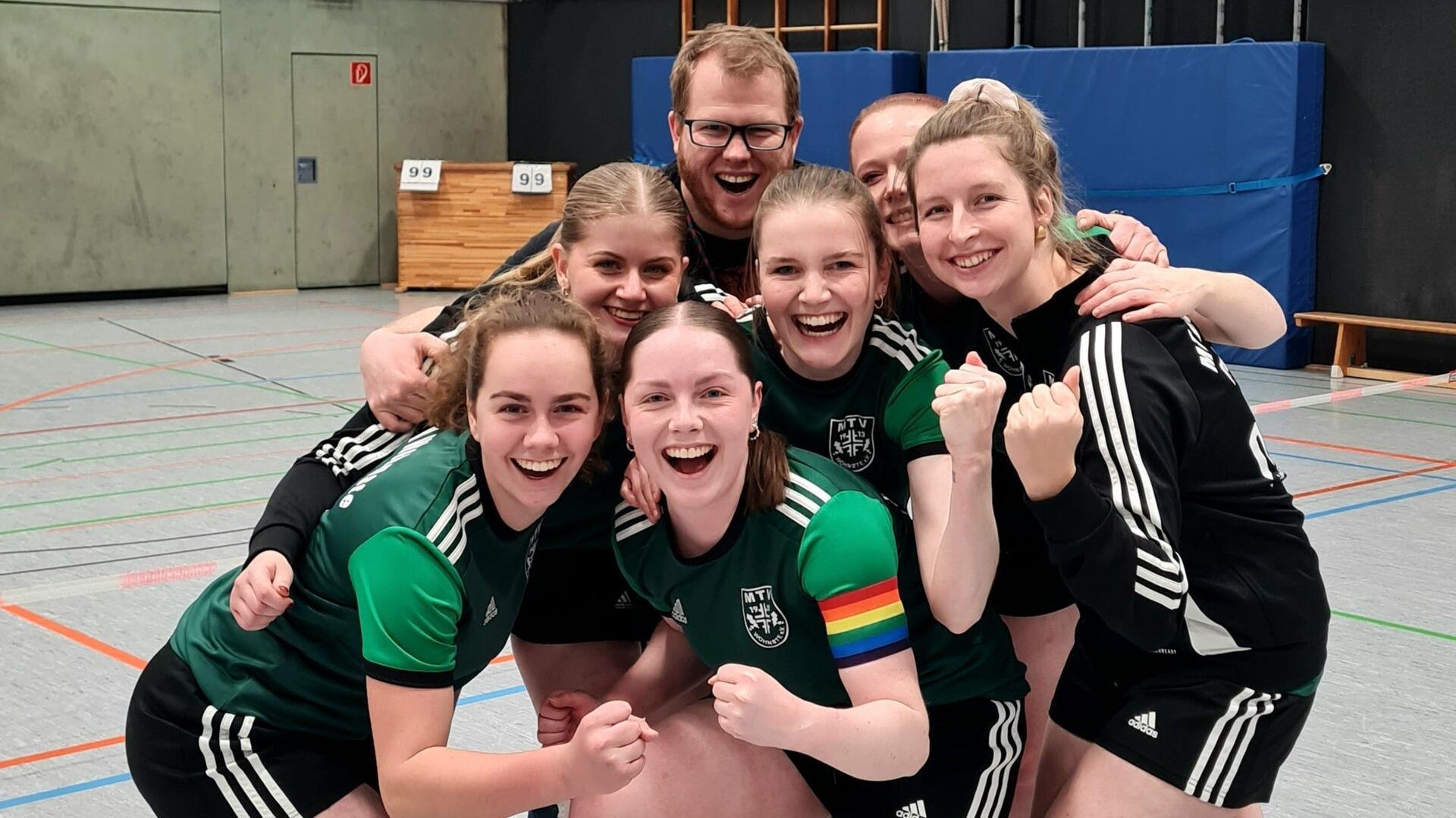 Laura Ehlert, Franziska Dohnalek, Julina Ehlert, Victoria Miesner, Dana Meyer und Fabyenne Bremer (von links) freuen sich mit Trainer Peter Flamme über die Tabellenführung in der Regionalliga Nord.