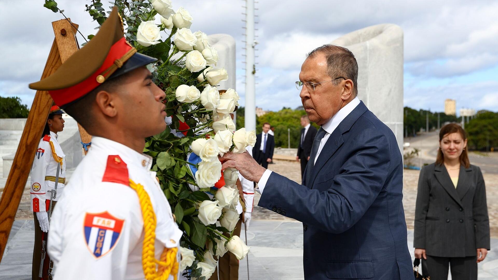 Laut dem russischen Außenminister Sergej Lawrow (M) hat Russland Kuba in diesem Jahr bereits zwei Kredite zur Versorgung mit Erdöl, Erdölprodukten und Lebensmitteln gewährt.