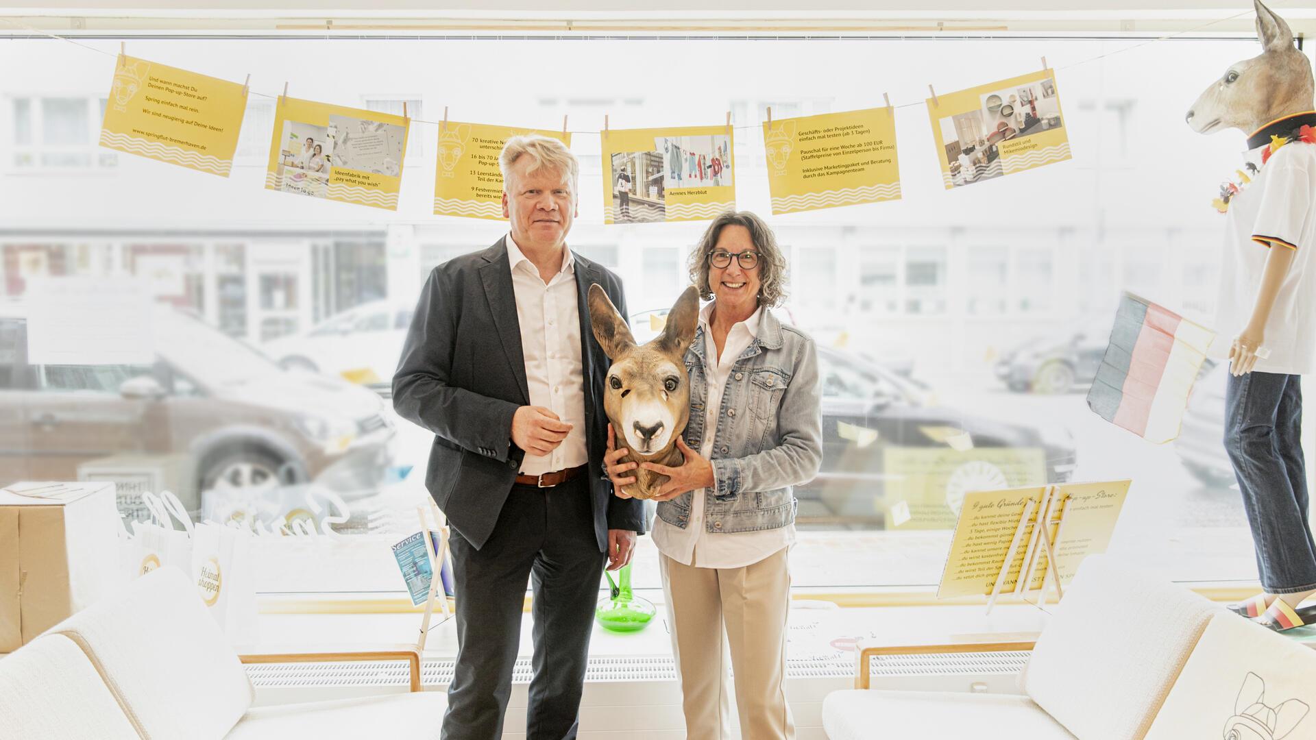 Siegfried Lückehe und Anne Claire Bunte vor einem Schaufenster