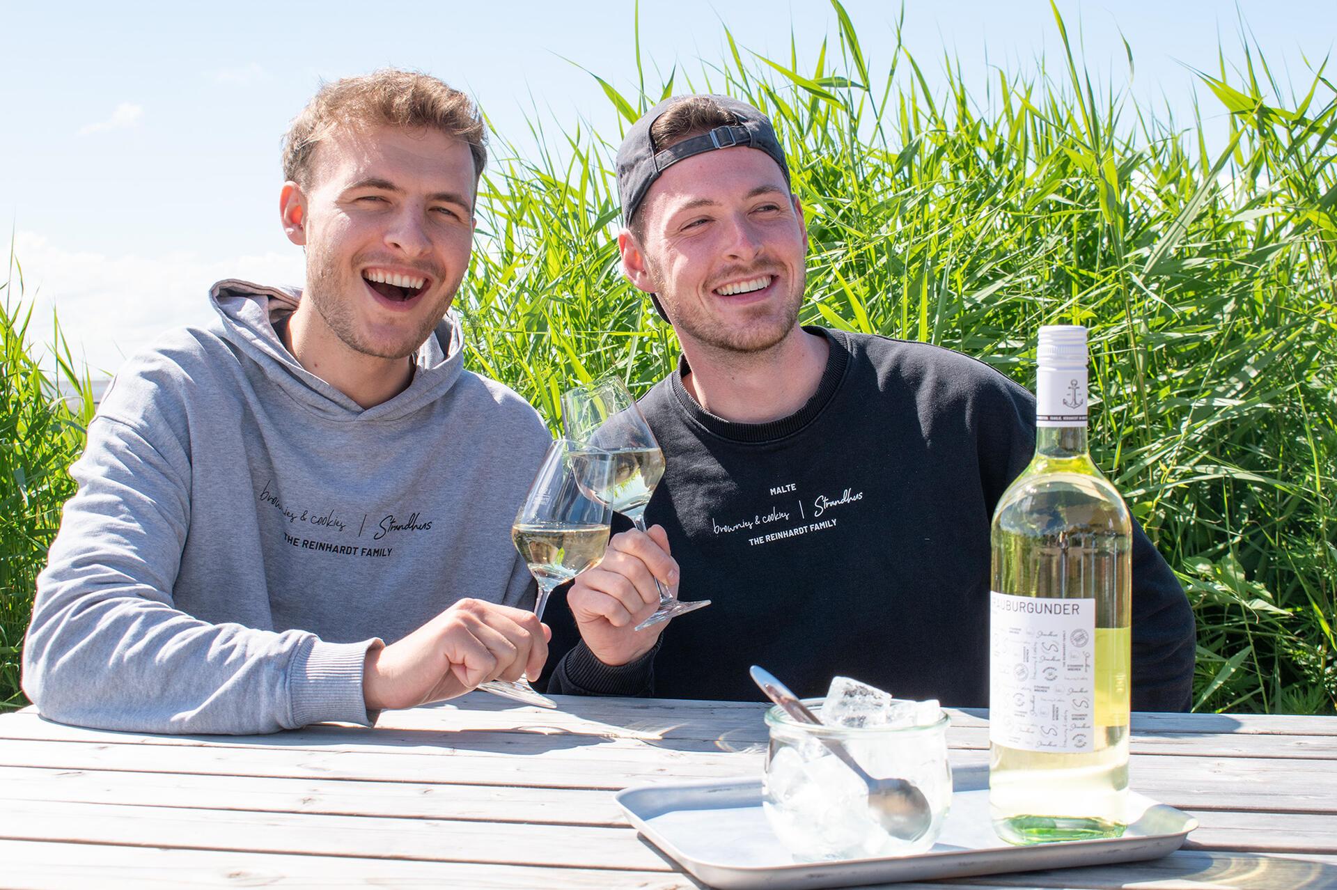 Leonard Reinhardt (links) und Malte Rabe verkaufen ihren Wein nicht nur, nach Feierabend genießen die Betreiber des Strandhus' Wremen den Grauburgunder auch selbst.