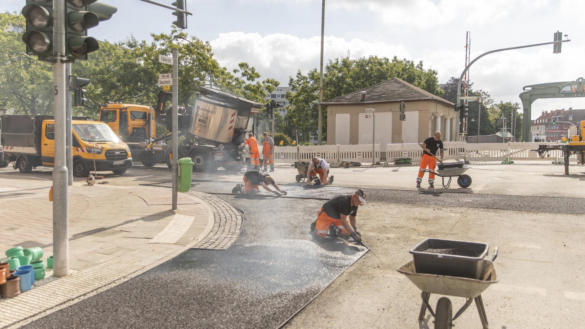 Letzte Arbeiten an der Kreuzung Deichstraße und Fährstraße.