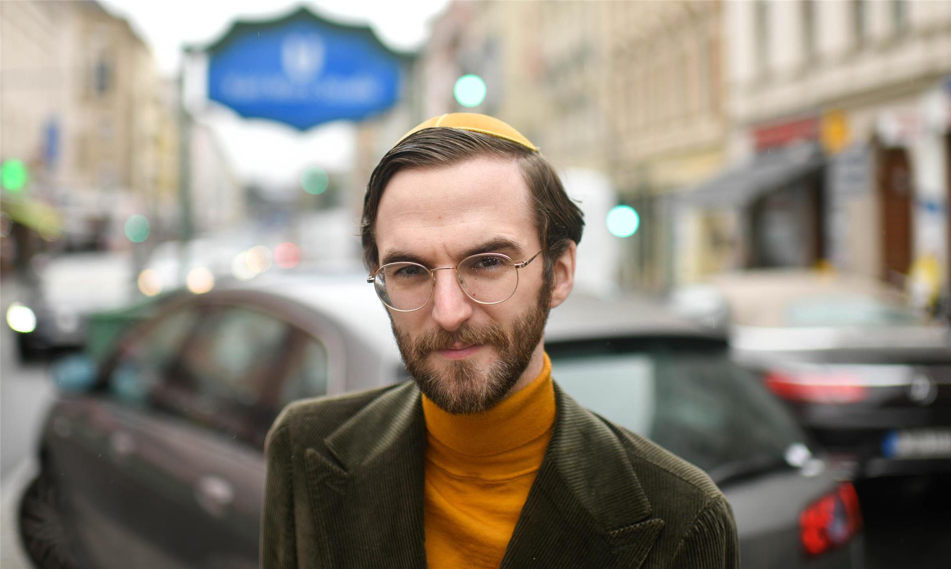 Levi Israel Ufferfilge stellt am Sonntag sein Buch „Nicht ohne meine Kippa“ im Stadttheater vor. Die jüdische Menorah Gemeinde in Bremerhaven lädt zur Lesung mit Podiumsdiskussion ein.