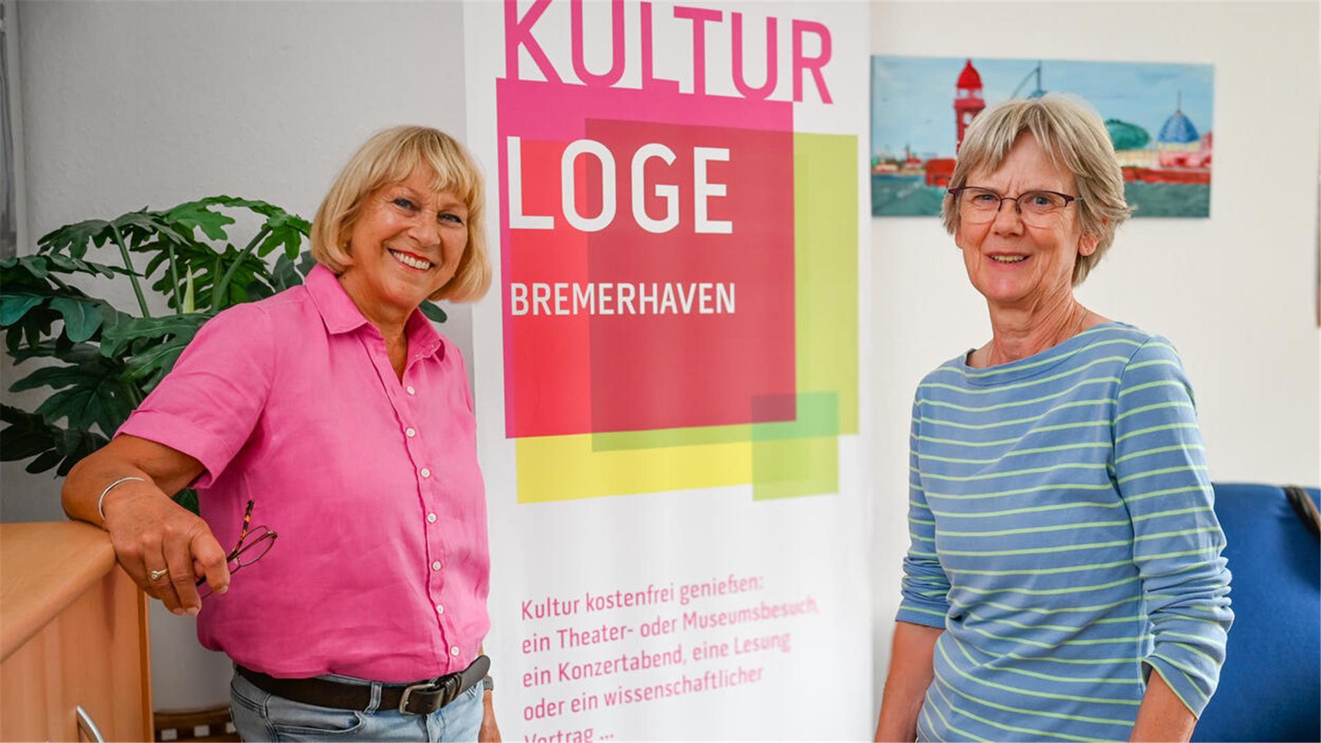 Liane Schlicher (links) und Kathrin Christiansen organisieren seit zehn Jahren - gemeinsam mit zwei weiteren Ehrenamtlichen - die Bremerhavener Kulturloge.