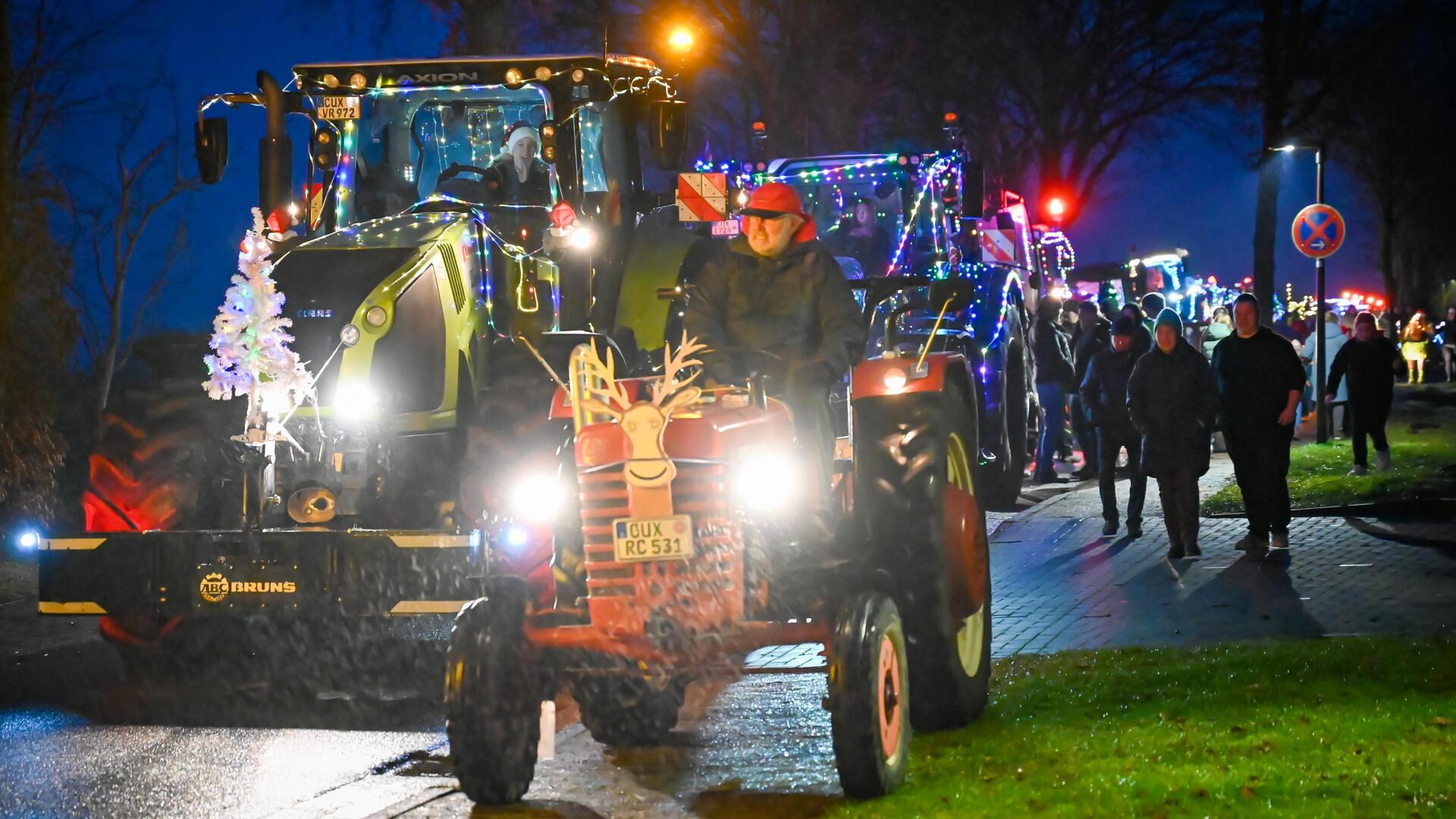 Lichterfahrt mit dutzenden Traktoren: In Bokel startete der Konvoi am Buswendeplatz. 