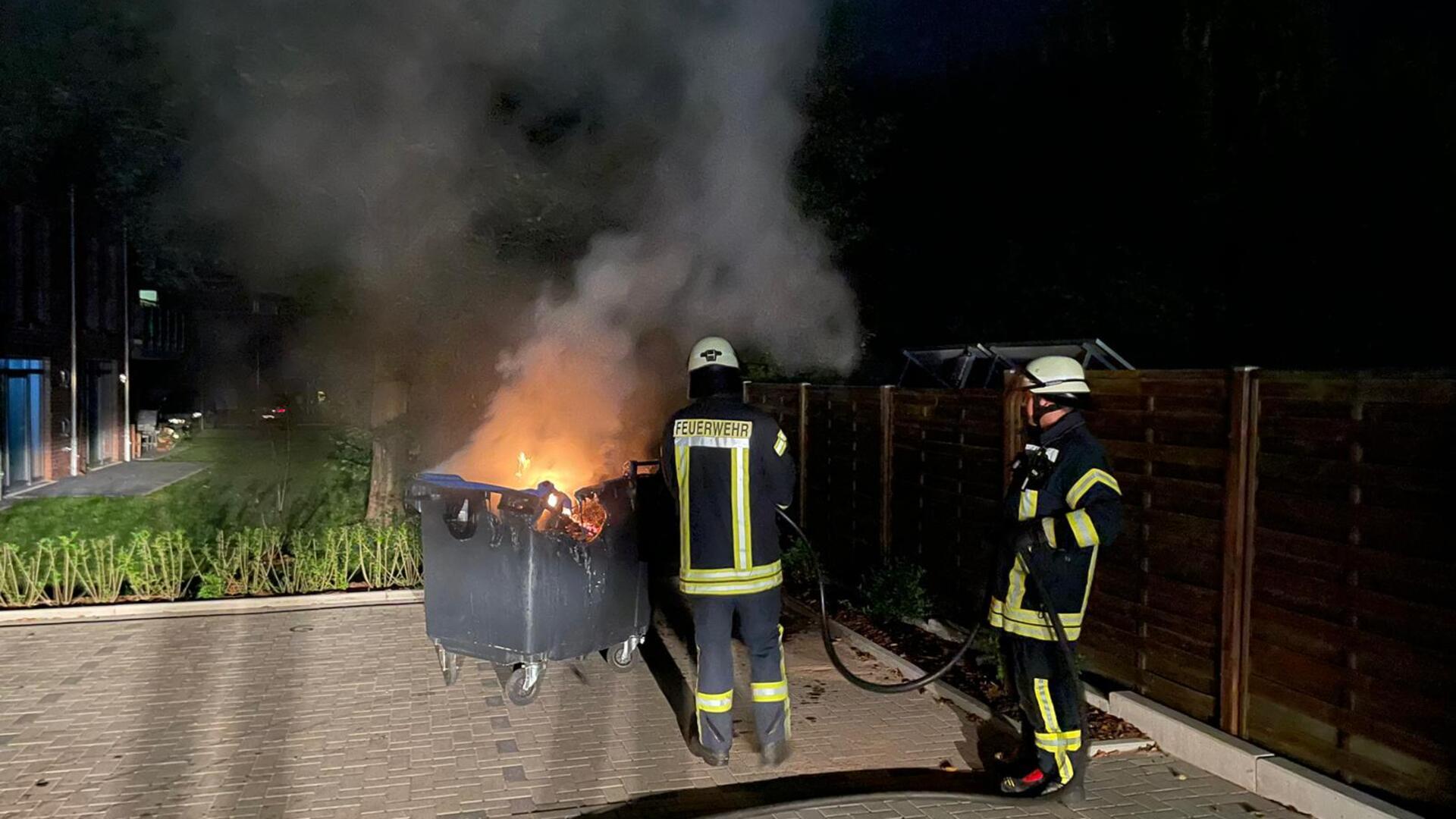 Lichterloh schlagen die Flammen aus der brennenden Mülltonne.