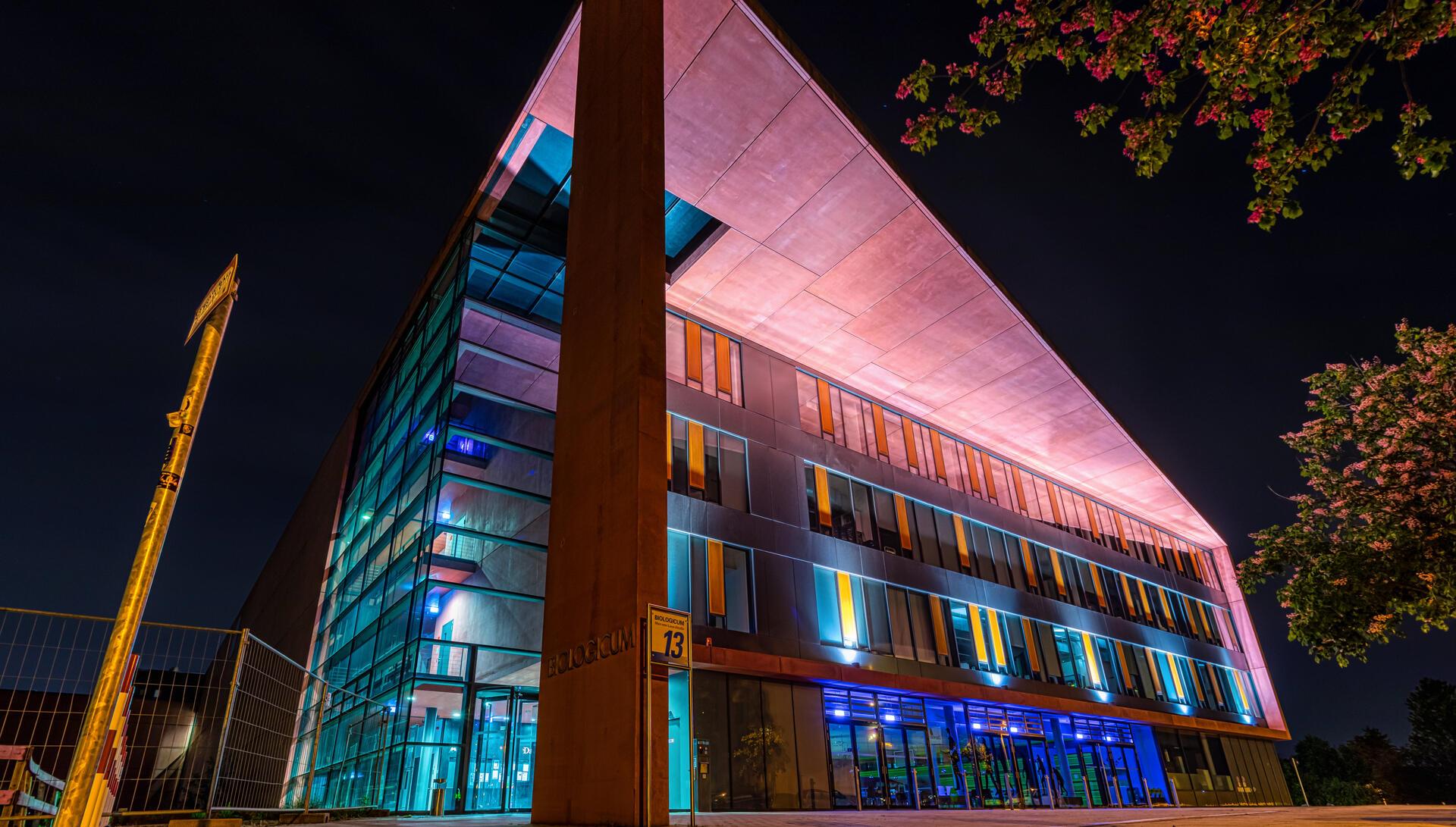 Lichtspiel: Das Biologicum der Goethe-Universität Frankfurt am Campus Riedberg