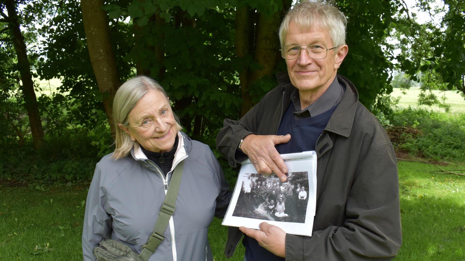 Linda Westermann-Boyle mit Werner Blohm im Garten