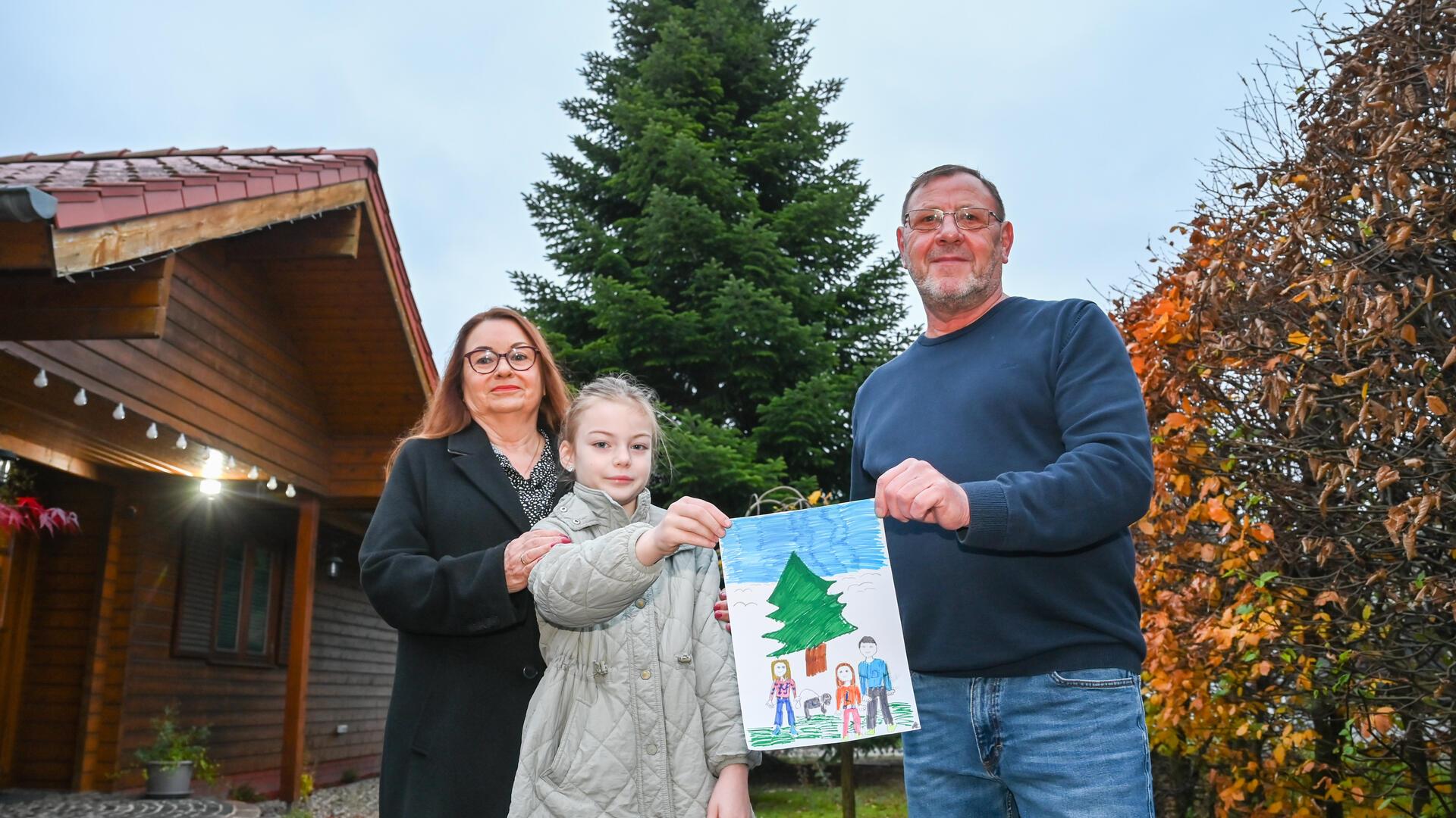 Linda von Oesen und Dieter Güll mit Enkelin Marie haben den Weihnachtsbaum gespendet.