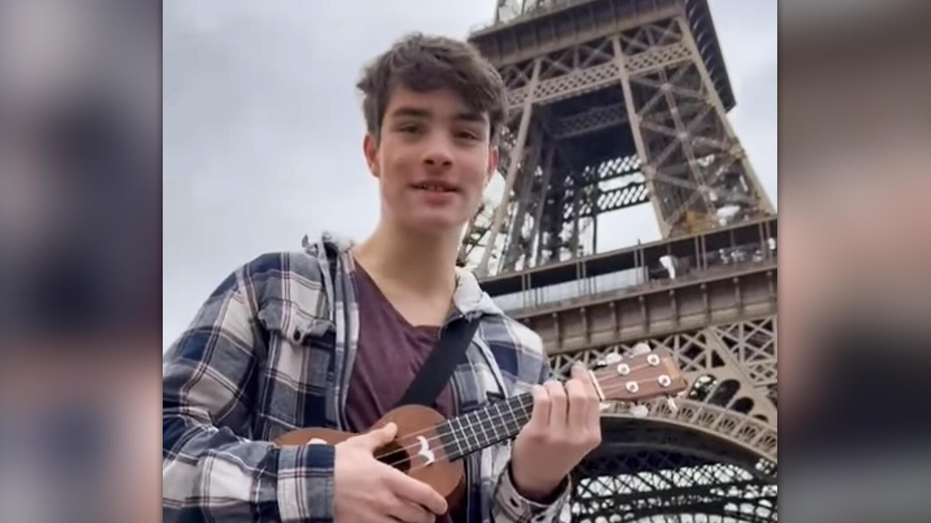 Linus Schumacher singt seinen Song in Paris vor dem Eiffelturm. Das Video hat er auf seinem Instragramm-Kanal „linus_tvk2024“ geteilt.