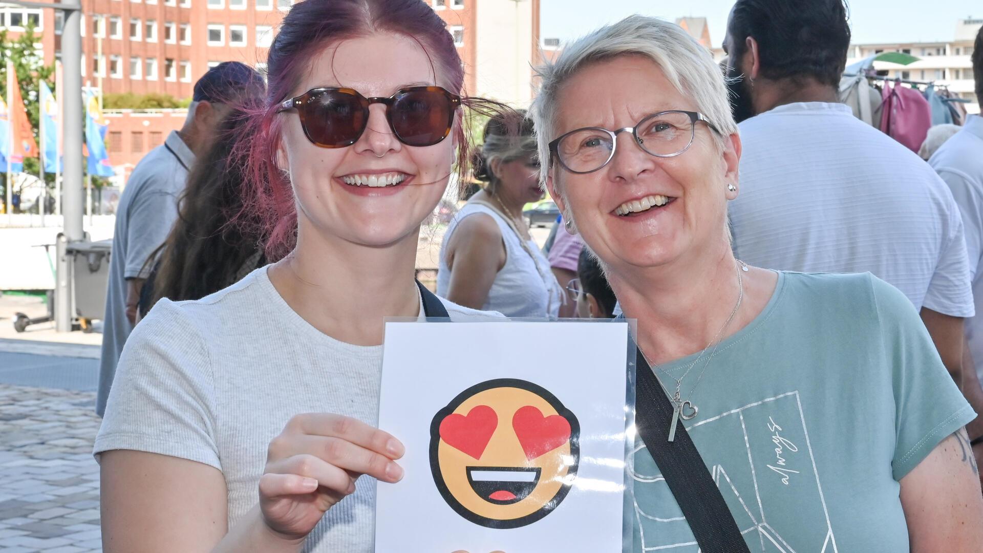 Lisa Nitze aus Bremerhaven und Mutter Anke Nitze aus Cuxhaven sind sich sicher: Die Maritimen Tage erhalten den Smiley mit den Herzen, die beste Bewertung.