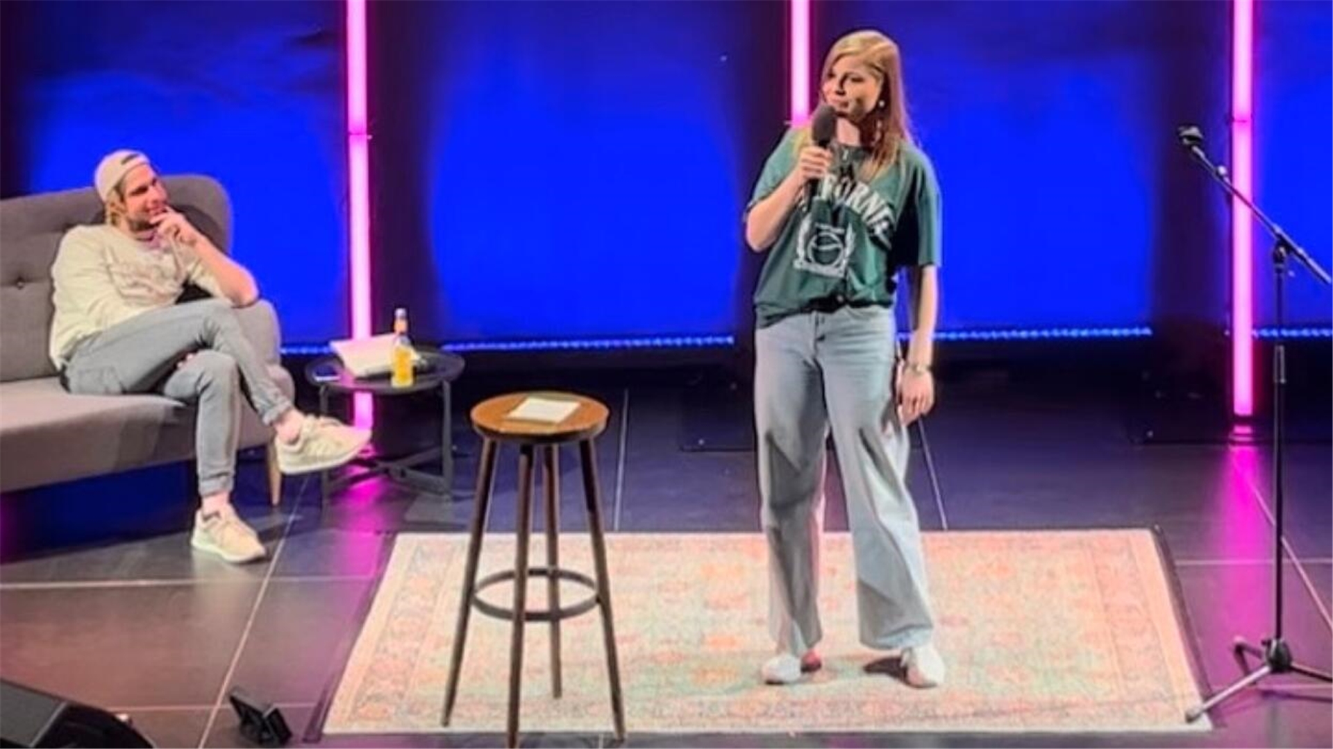 Comedian und Lehrerin Tarja Meyerholz aus Bremerhaven auf der Bühne.