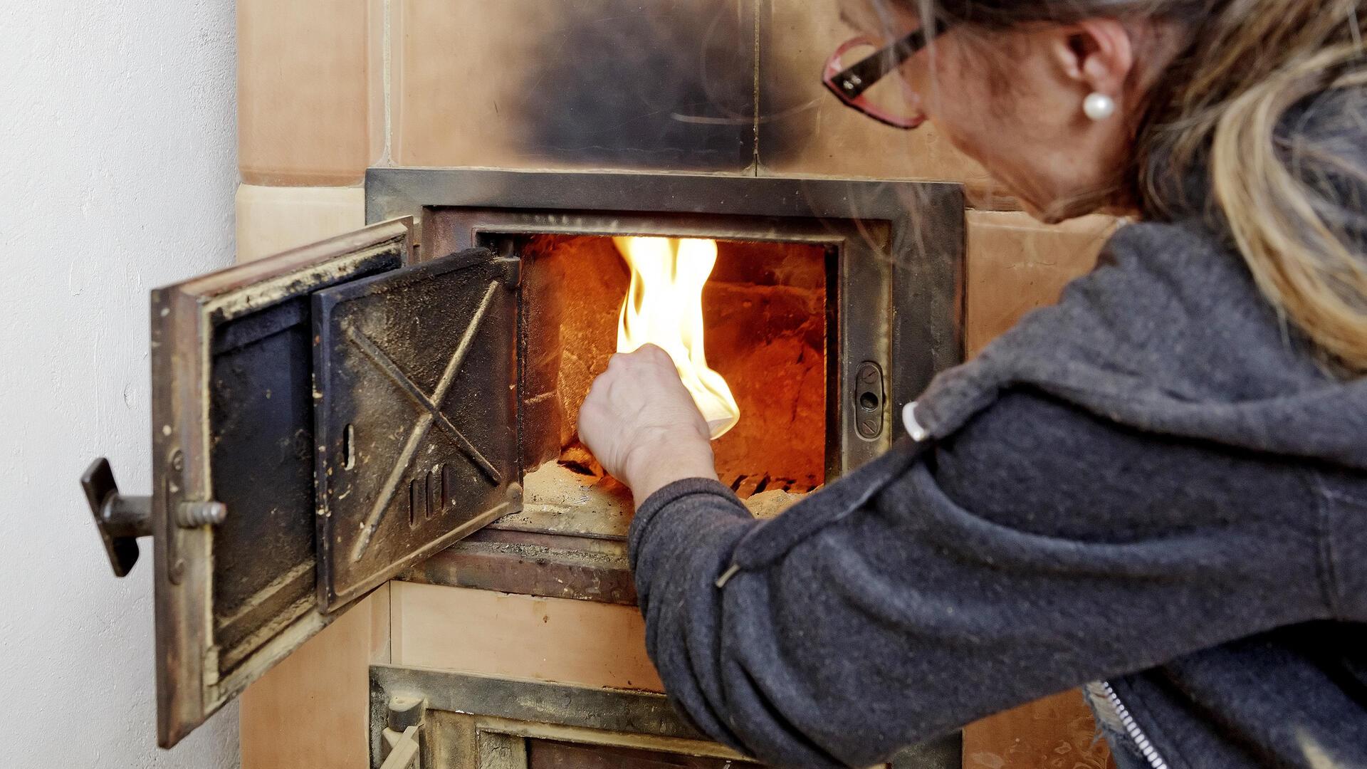 Lohnt sich eine Modernisierung des alten Kamin- oder Kachelofens? Das sollte man besser im Voraus durchrechnen.