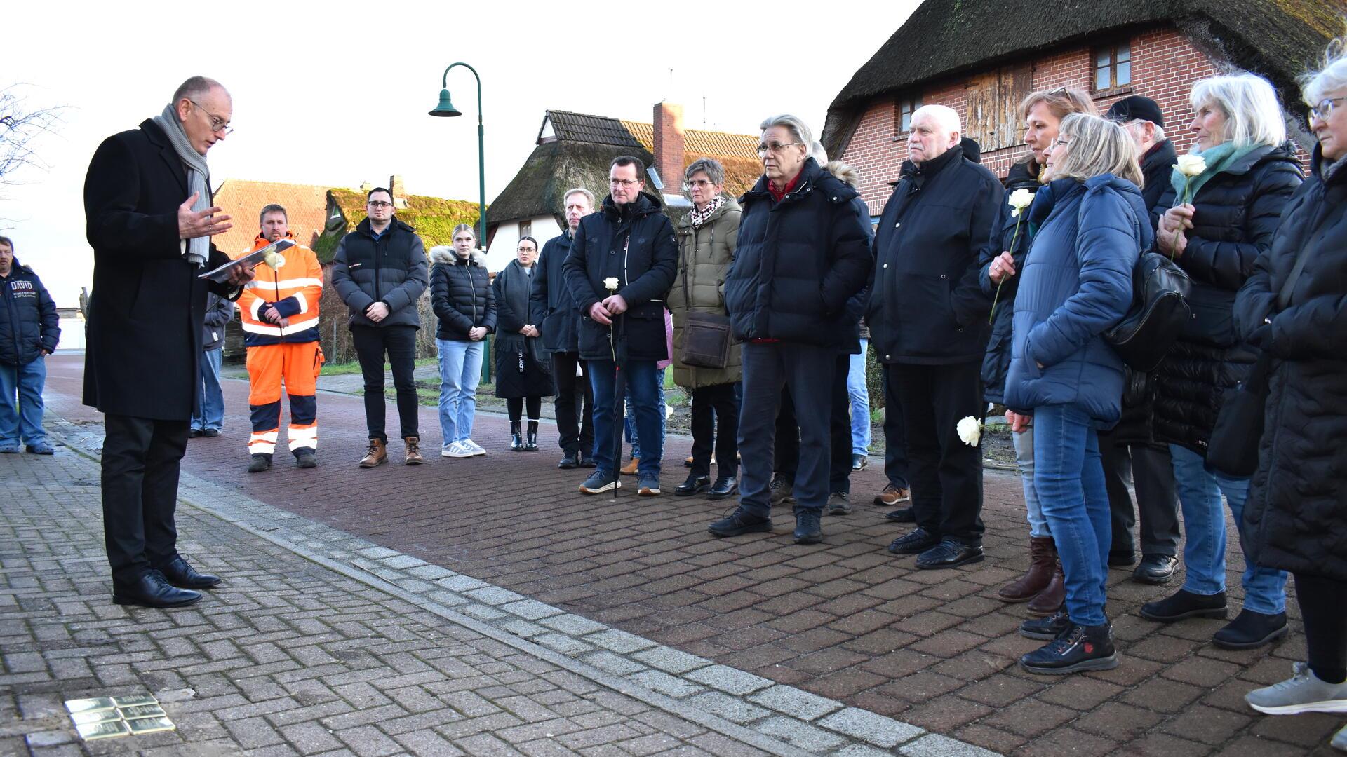 Loxstedt gedenkt seiner Juden: In Dedesdorf-Eidewarden wurden Stolpersteine verlegt. Für Bürgermeister Detlef Wellbrock (links) ein immens wichtiges Thema - gerade in der heutigen Zeit.