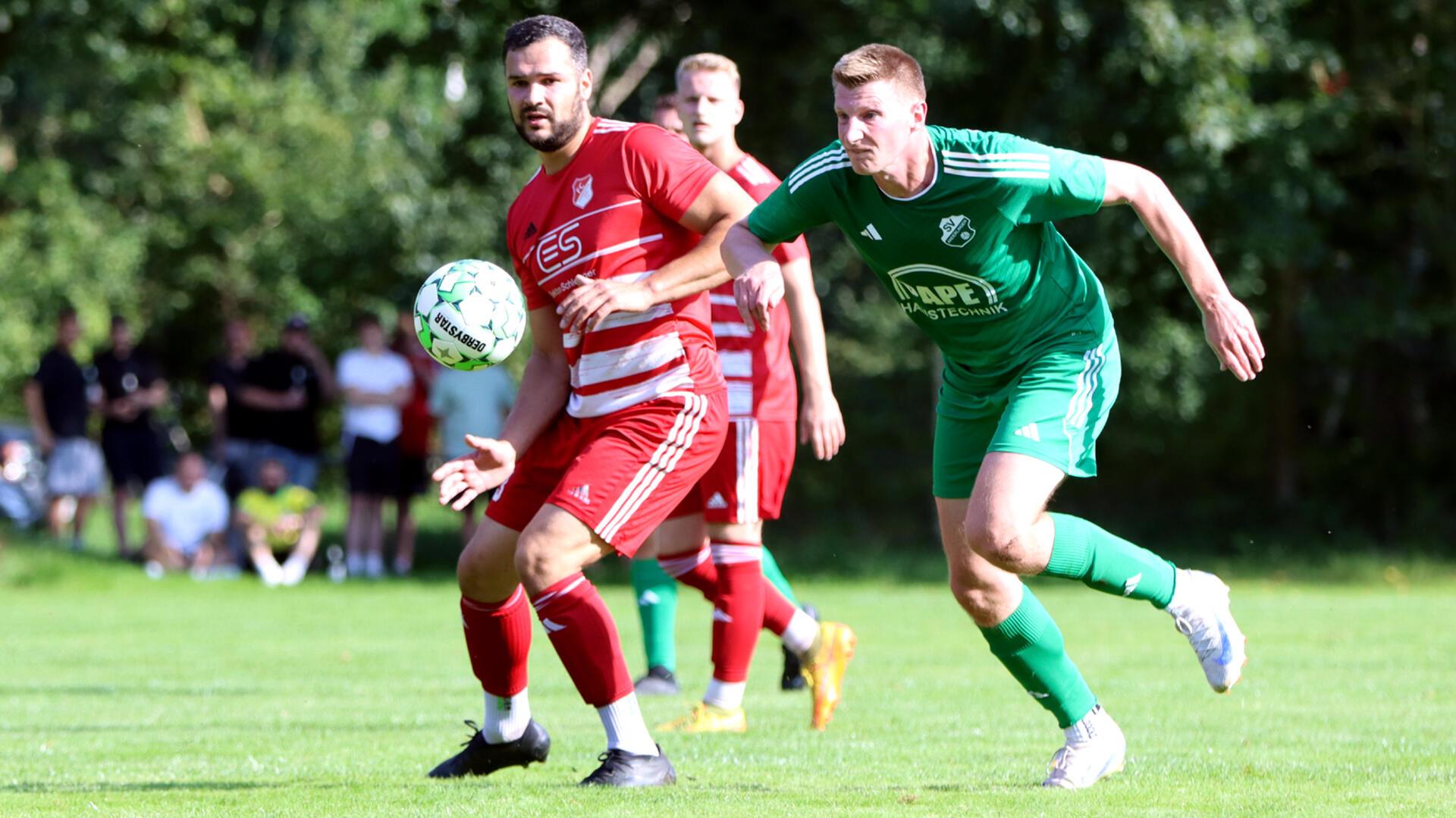 Lucas Heins (re.), der neben Brian Müller in der Spüitze agierte, erzielte das überfällige 1:1.