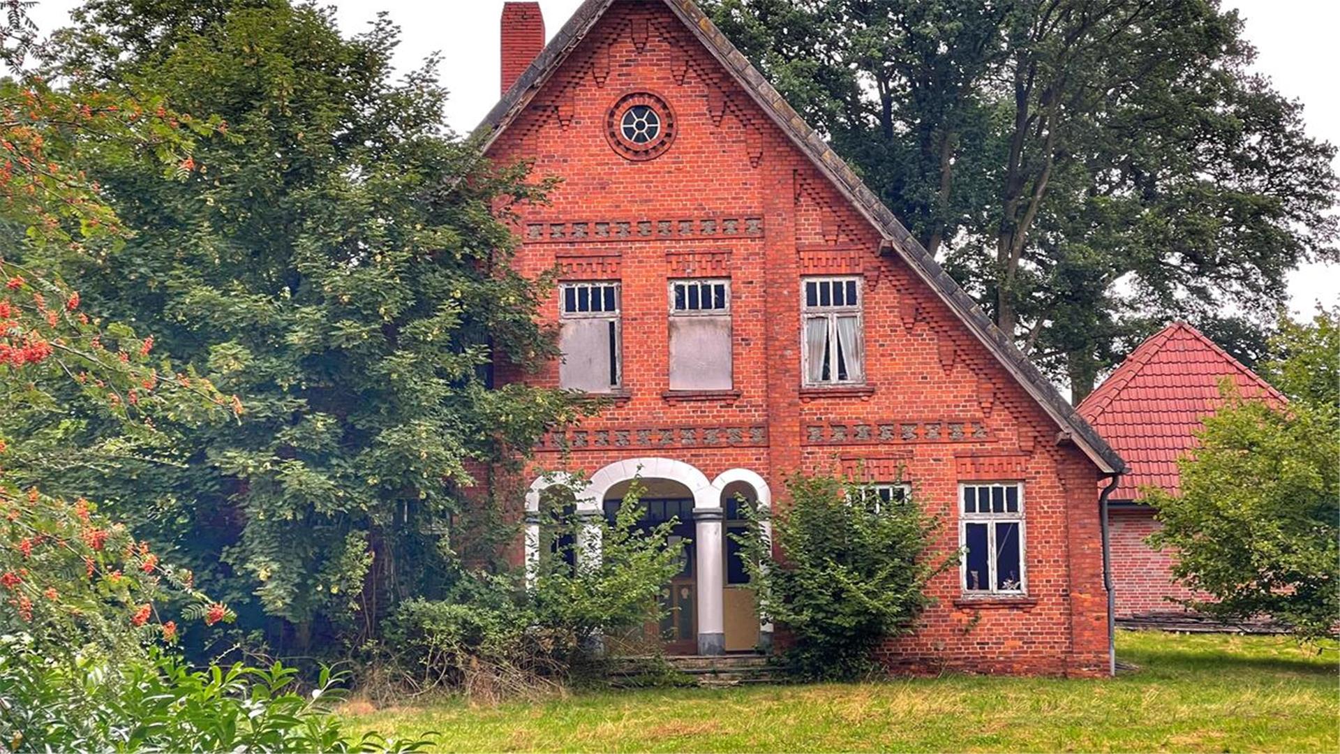 „Lüttens Hus“ - die historische Hofanlage im Herzen Karlshöfens mit der beeindruckenden Säulenfassade wurde von Michael „Max“ Meyer erworben. Der Karlshöfener Unternehmer plant, der Ortschaft Gebäude und Grundstück zu schenken, sodass es unverhofft neue Perspektiven für die Errichtung eines seit Jahren vermissten Dorfgemeinschaftshauses gibt.