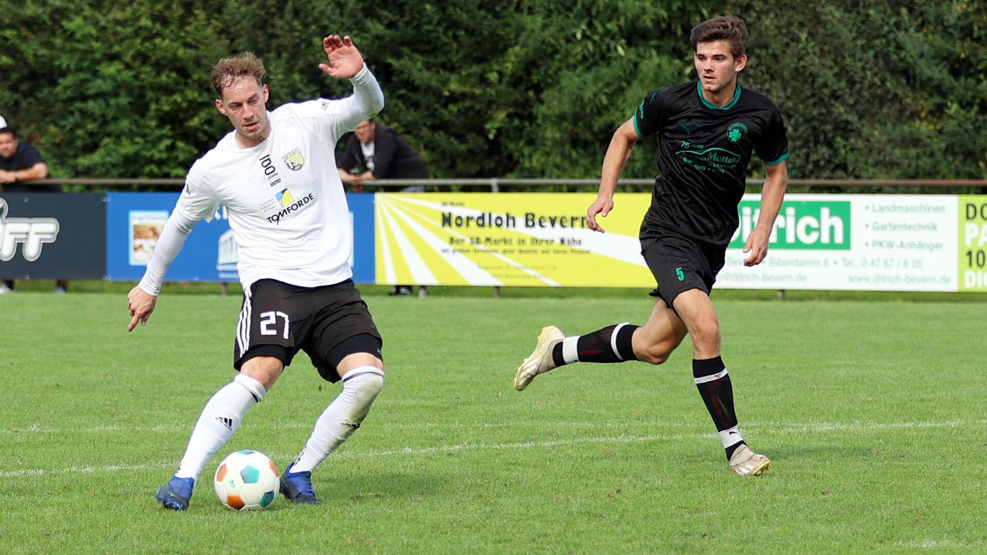 Lukas Oetjen (li.) zieht aus beruflichen Gründen nach Bayern und wird nur noch unregelmäßig für den TSV Bevern auflaufen können.