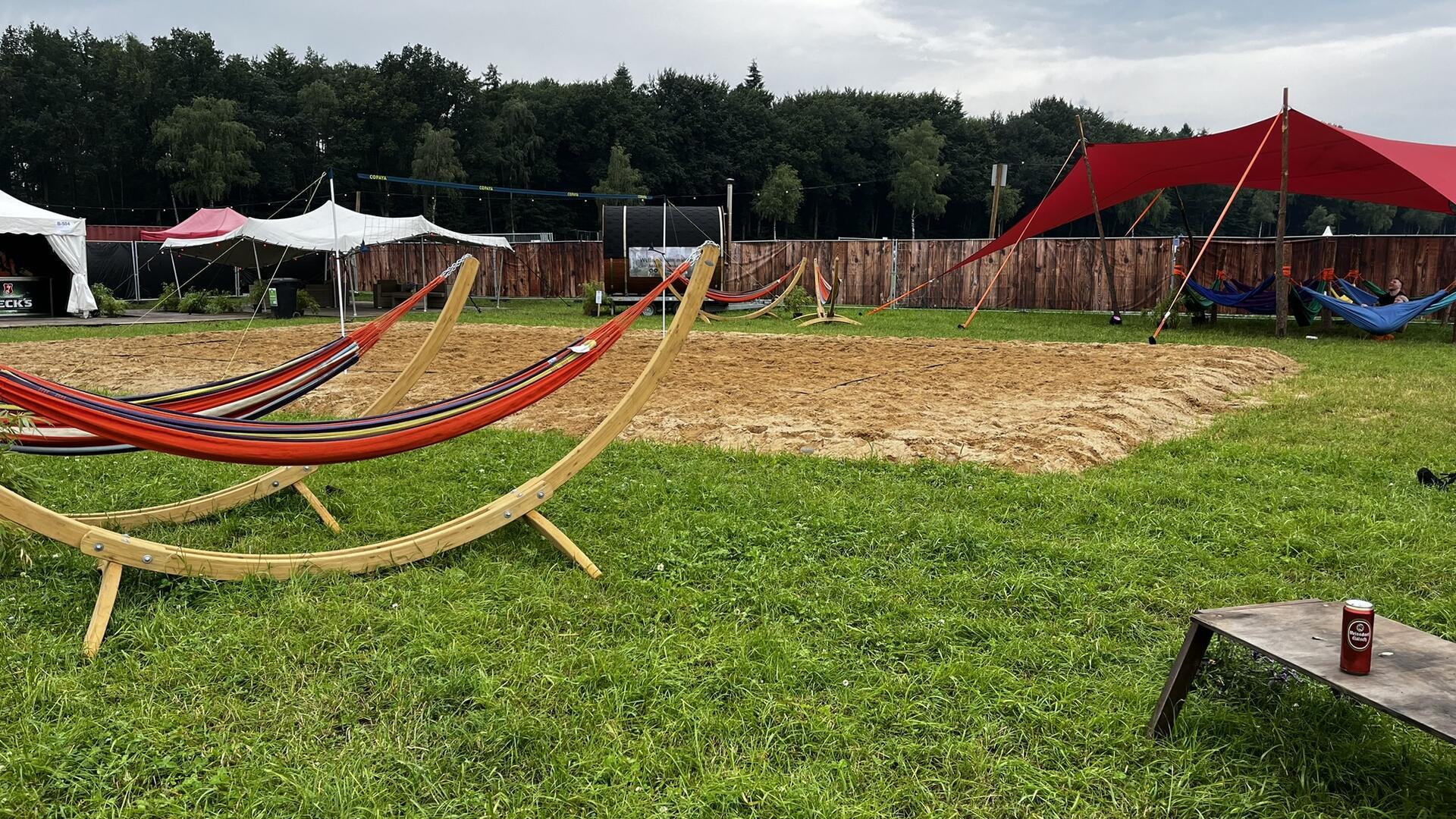 Ein Volleyballfeld und Hängematten. 