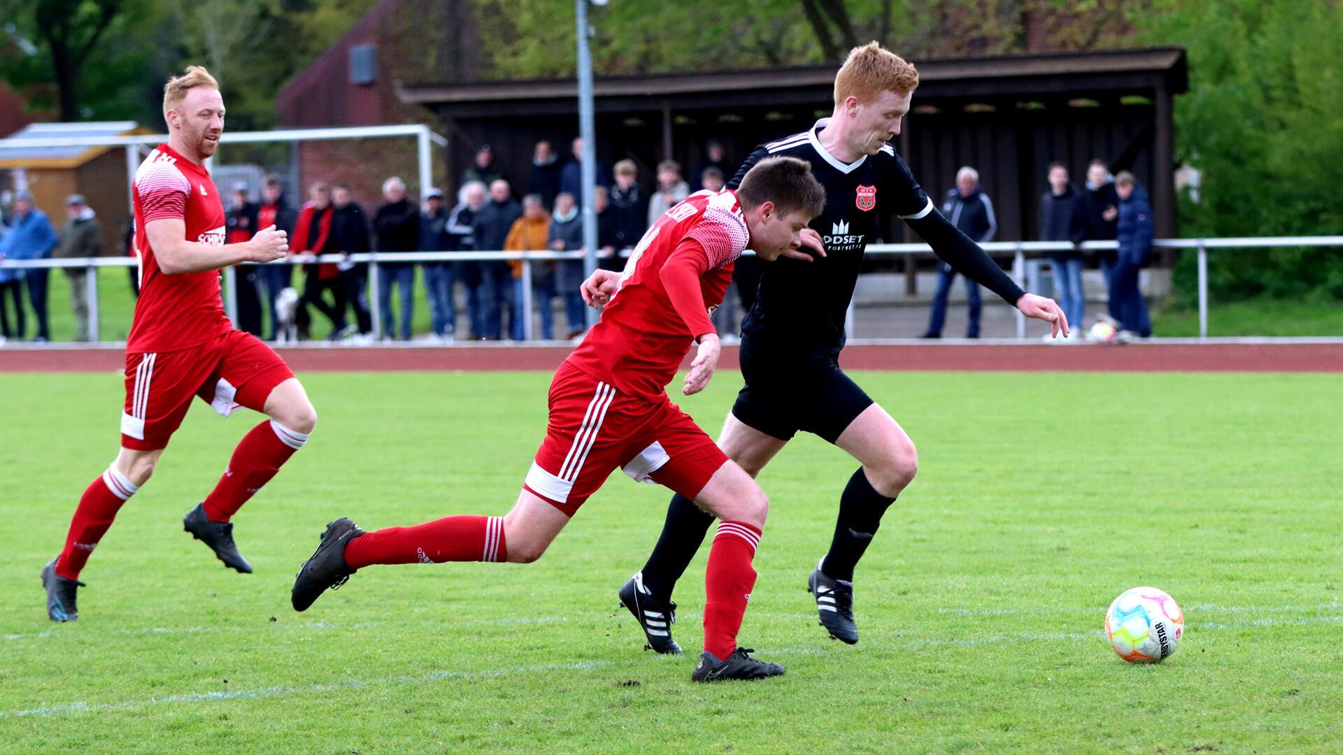 MTSV-Verteidiger Marek Schotman (Mitte), hier gegen Hesedorfs Torjäger Kristian Reitmann, ist mit ein Garant für eine stabile Selsinger Defensive.