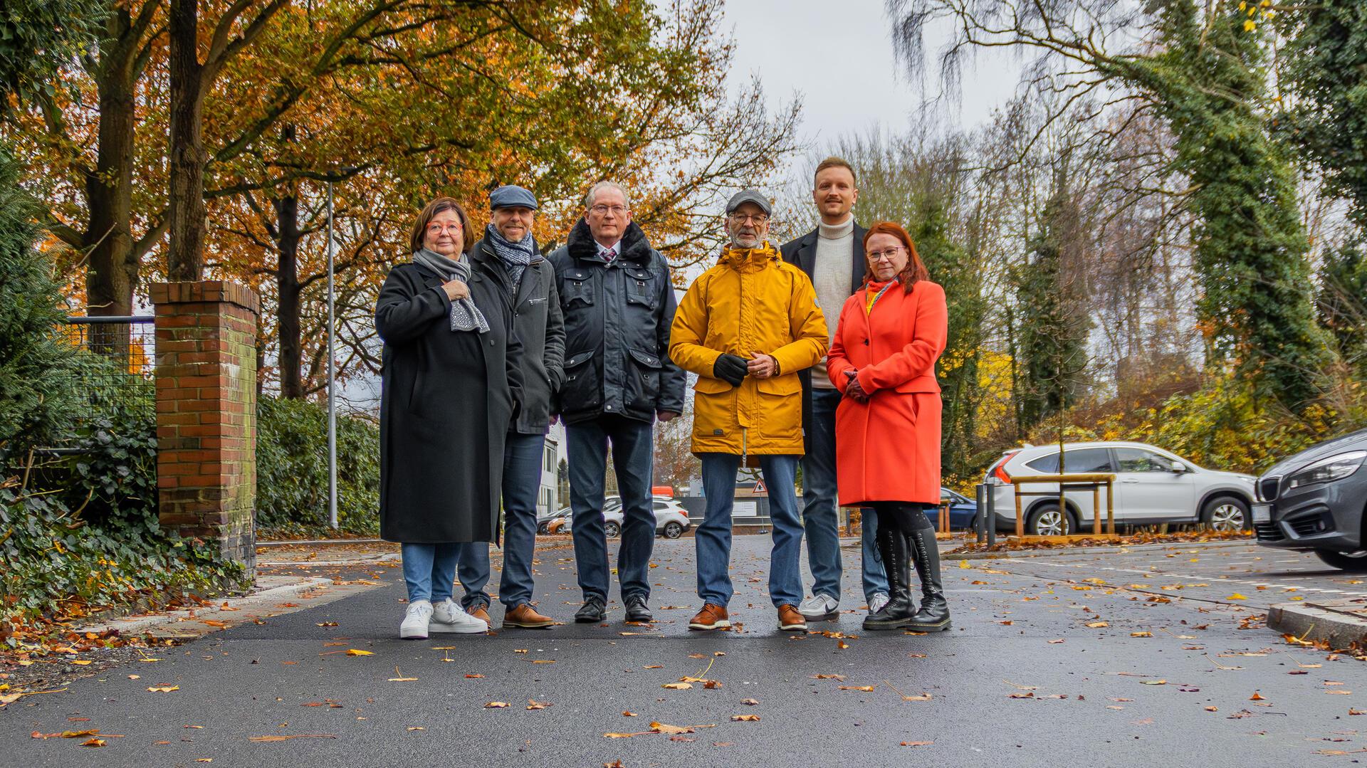 Machten sich ein Bild von der neu gestalteten Fahrradstraße entlang des Dwarsweges (von links): Martina Kirschstein-Klingner, Dominique Ofcarek, Thorsten Raschen, Bernd Schomaker, Alexander Litau und Mandy Kathe-Heppner.