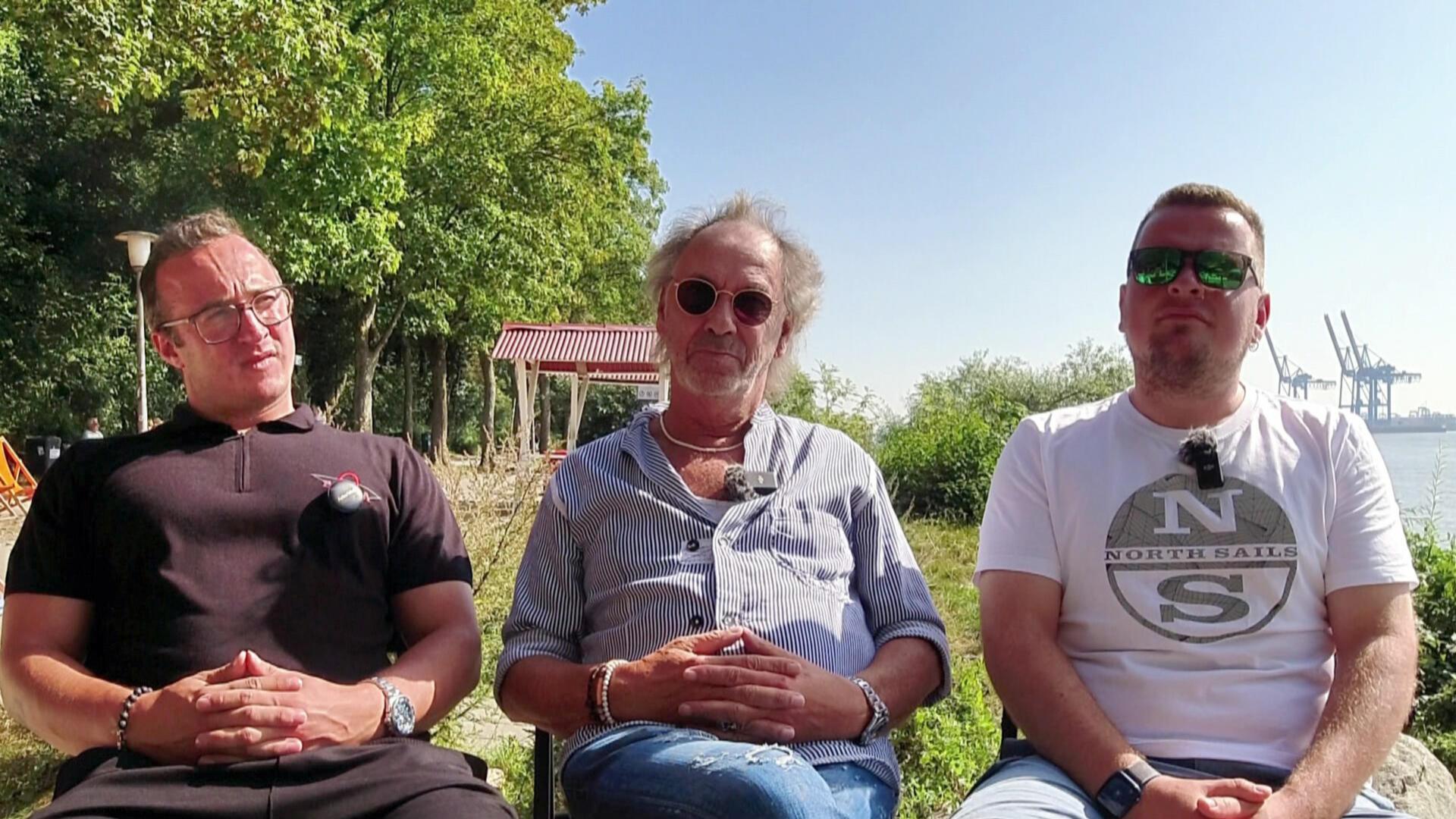 Männer, die aufs Wasser starren: Joschka Traue, Hugo Egon Balder und Nico Flathmann sind am Donnerstag wieder im Fernsehen.