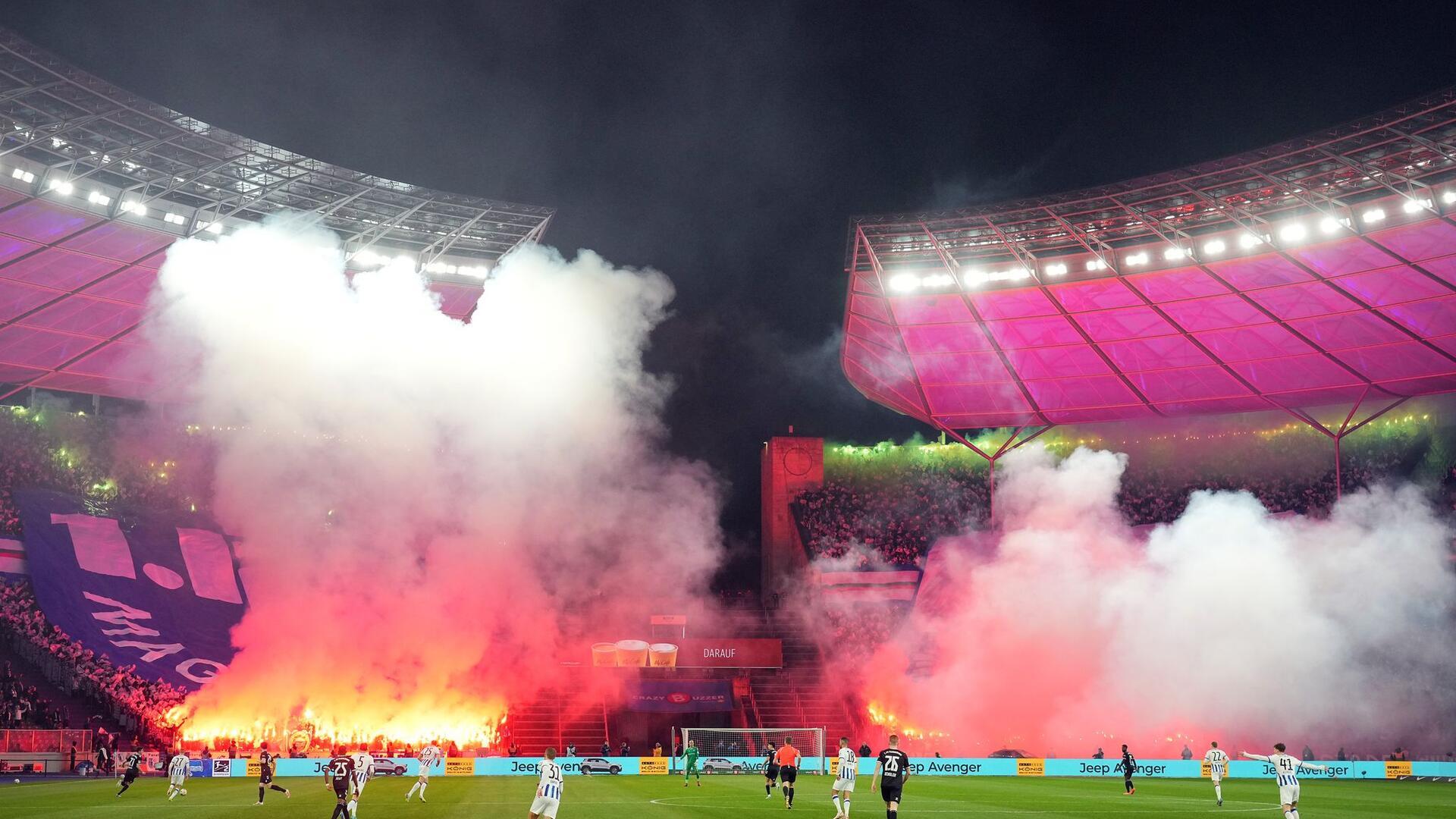 Magdeburger Fans haben beim Zweitligaspiel gegen Hertha BSC Pyrotechnik gezündet. Das Hinspiel der beiden Vereine gewann Magdeburg 6:4 - das torreichste Spiel der aktuellen Saison.