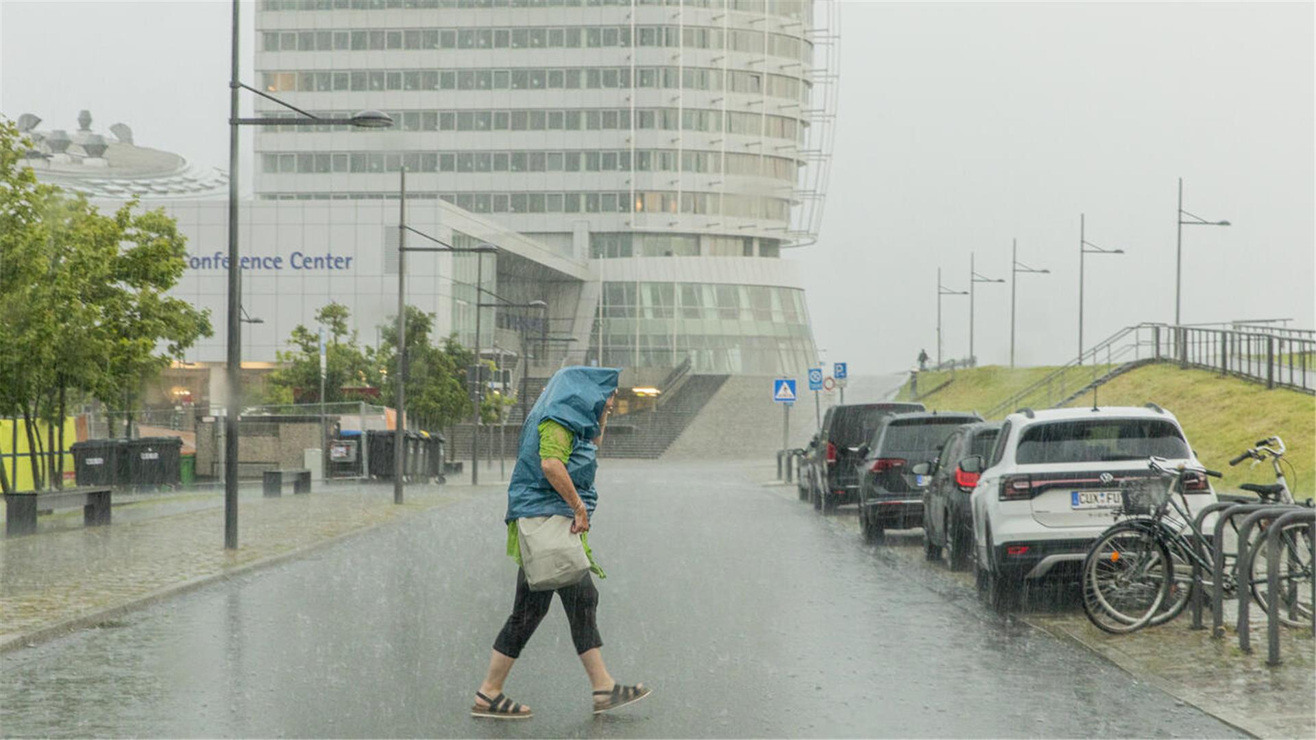 Man muss sich nur zu helfen wissen: dann wird ein Müllsack auch schnell zum Regencape.