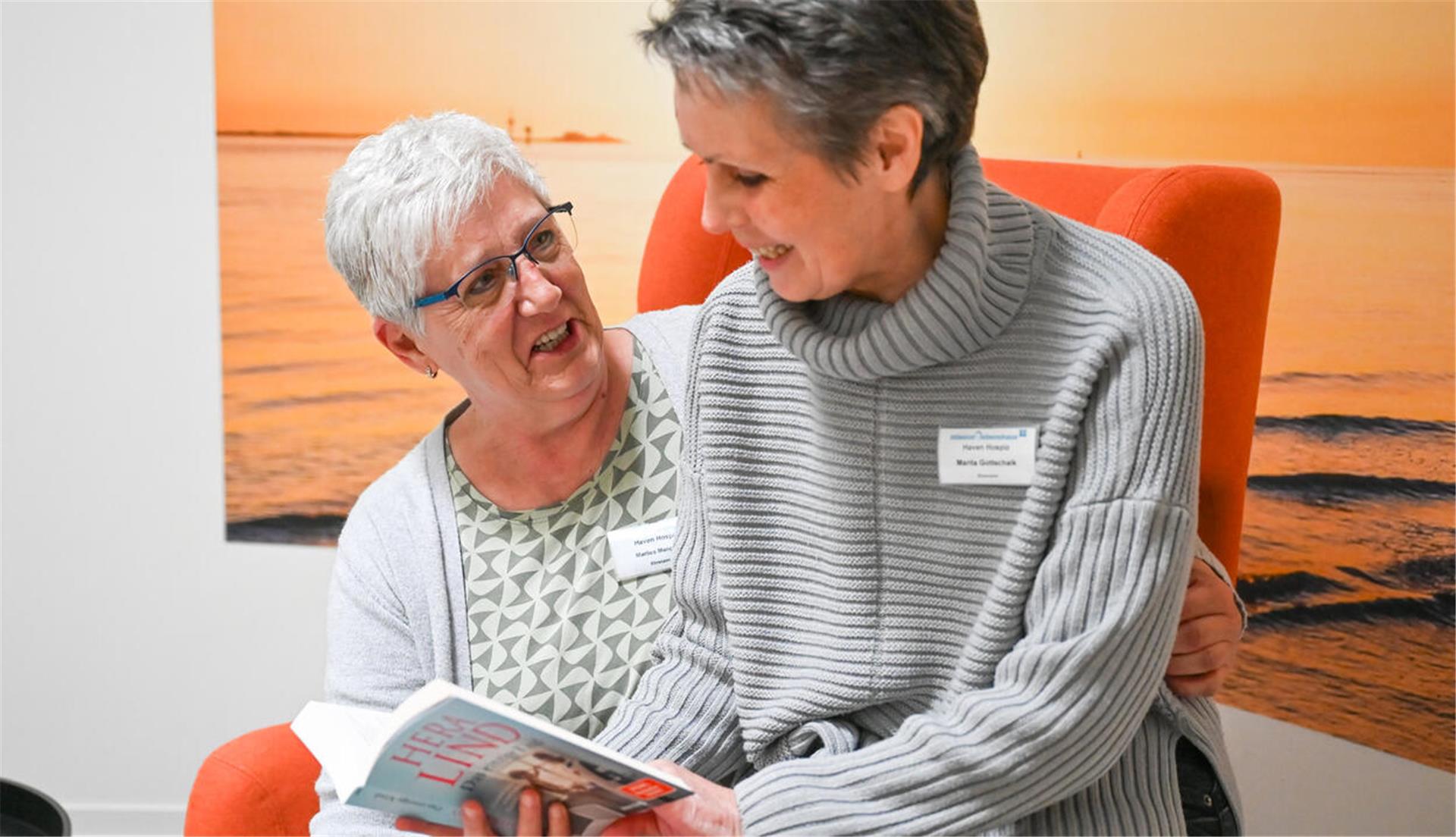 Marlies Mangels und Marita Gottschalk (re.) erzählen, wie sie als ehrenamtliche Sterbebegleiterinnen an das Bremerhavener Havenhospiz gefunden haben. Das bsteht im April 2024 seit einem Jahr.