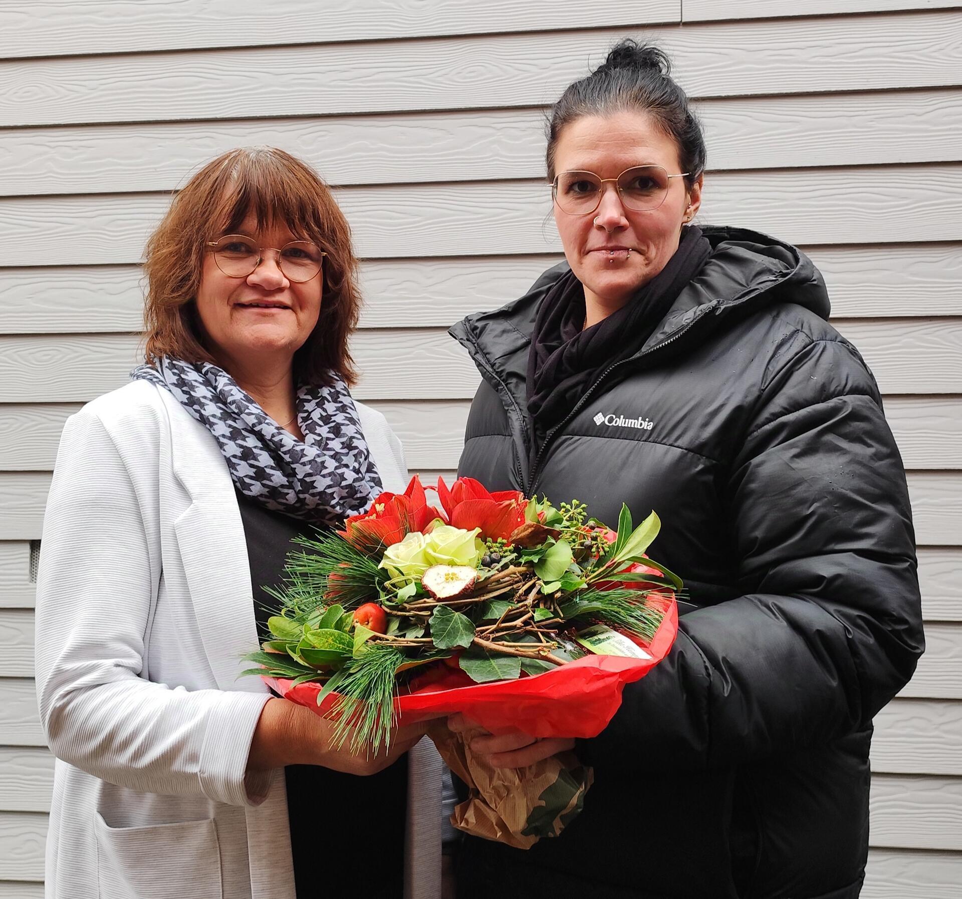 Mandy Holsten, 1. Vorsitzende des Fördervereins der Grundschule Selsingen, verabschiedet die 2. Vorsitzende Andrea Brandt. 