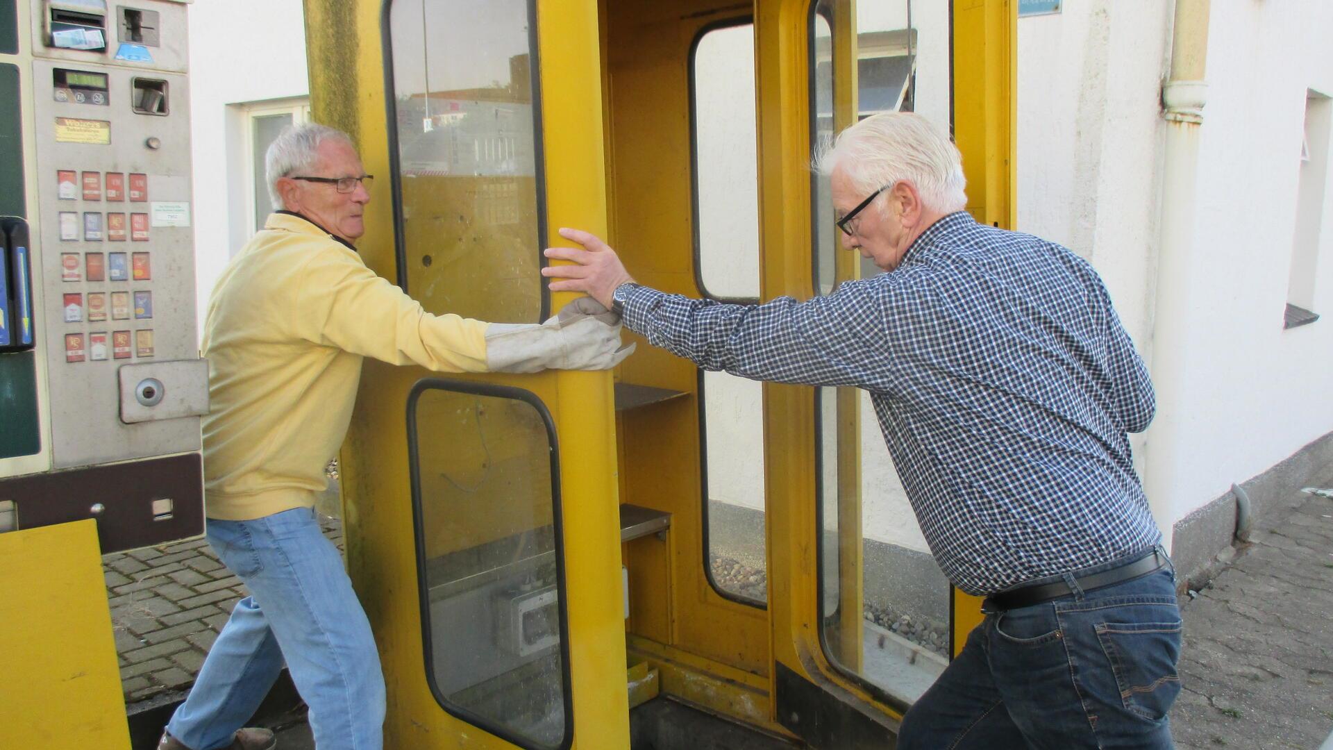 Manfred Rommel (rechts) und Rolf Wilhelm hatten über 20 Jahre lang vor allem eine Devise: "Lockerlassen gilt nicht!". Die beiden Rentner haben sich gegen viele Hürden für den Stadtteil Leherheide stark gemacht, auch um eine Telefonzelle als öffentlichen Bücherschrank gekämpft.