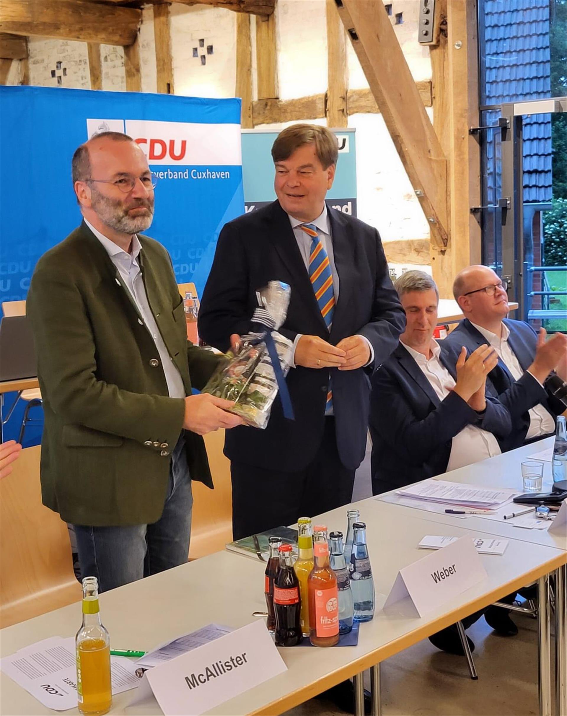 Manfred Weber (links) und Enak Ferlemann beim Bezirksparteitag der CDU-Elbe-Weser in Worpswede.