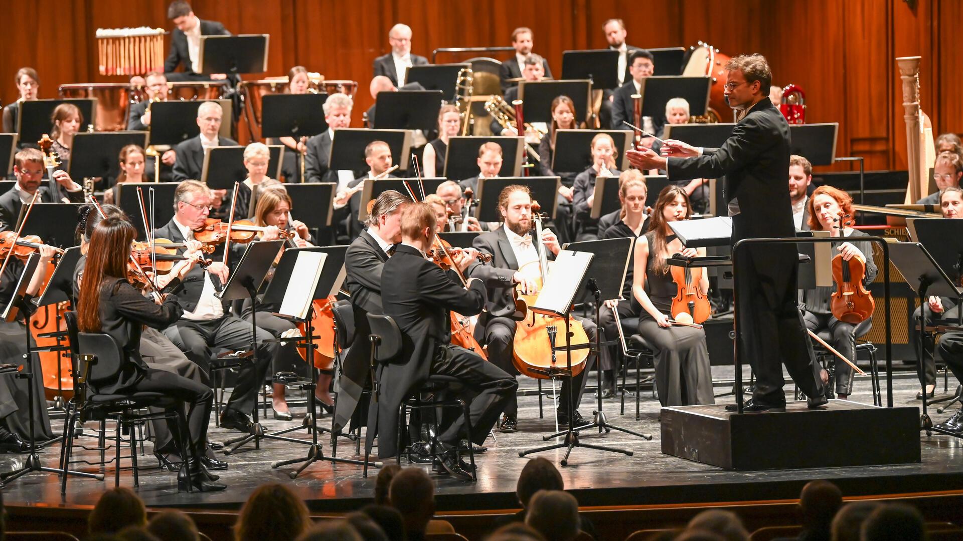 Marc Niemann moderiert und dirigiert das letzte Sinfoniekonzert dieser Spielzeit