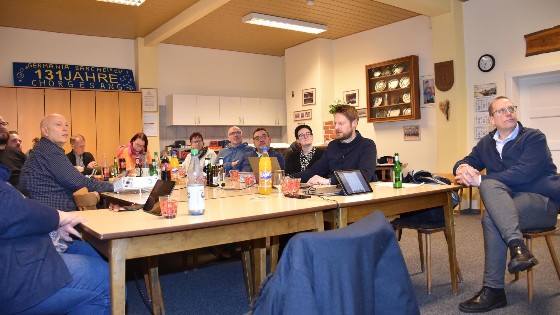 Marcus Bröcker (Zweiter von rechts) erläutert den Ratsmitgliedern in der Alten Schule in Barchel die extrem angespannte Haushaltslage. Rechts Oerels Bürgermeister Marco Noetzelmann. Foto: Siems