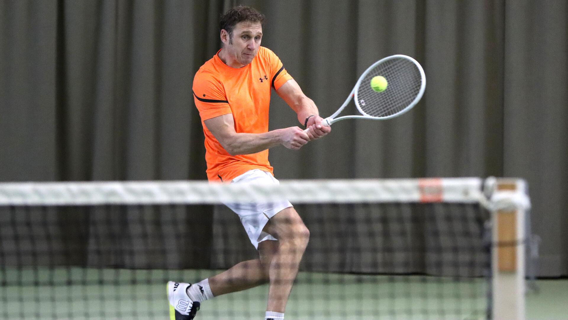 Tennisspieler in der Halle