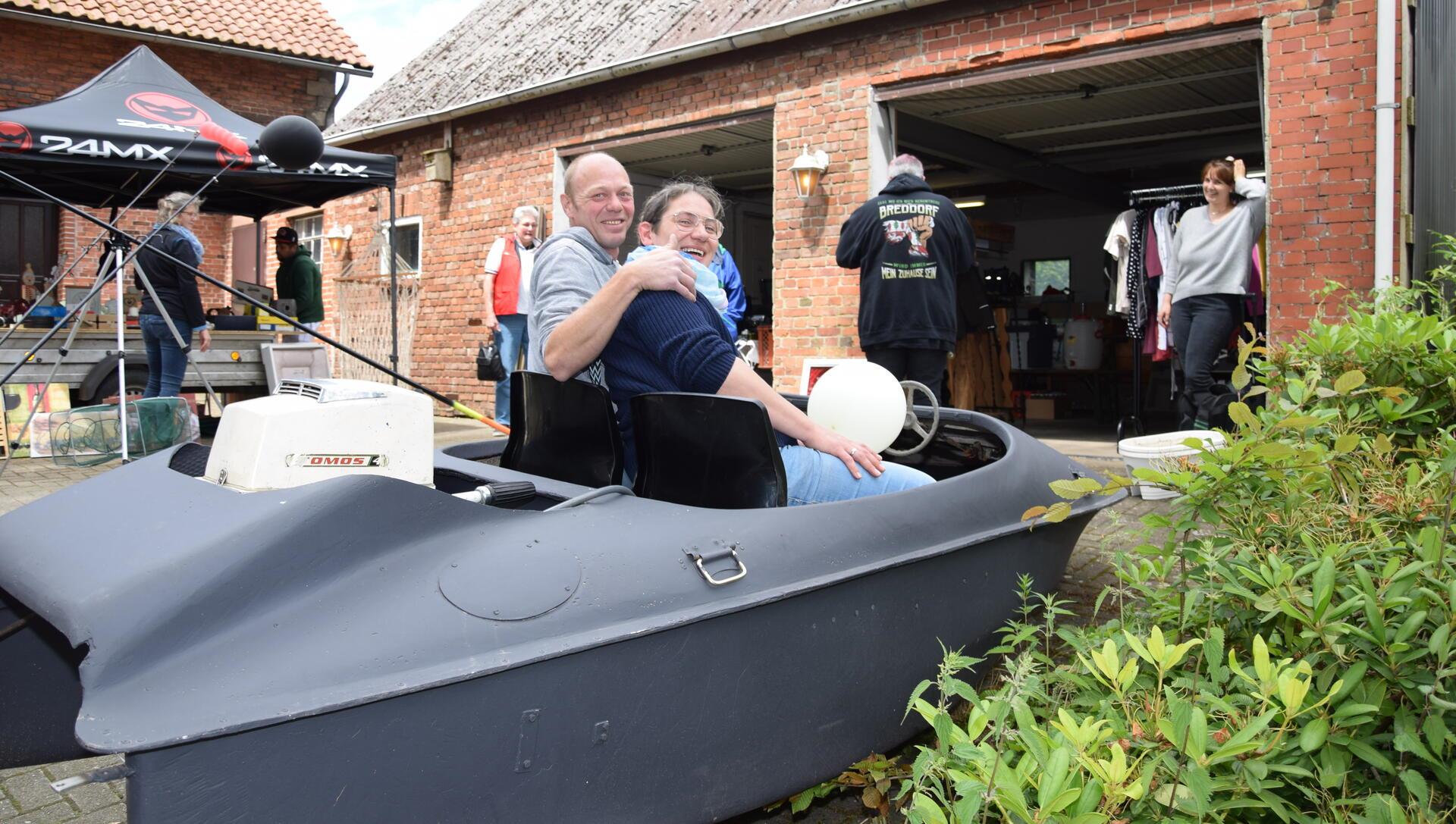 Marcus und Imke Schultz bieten ein ehemals ausrangiertes Tretboot an, das eigenhändig umgebaut und jetzt motorisiert ist.