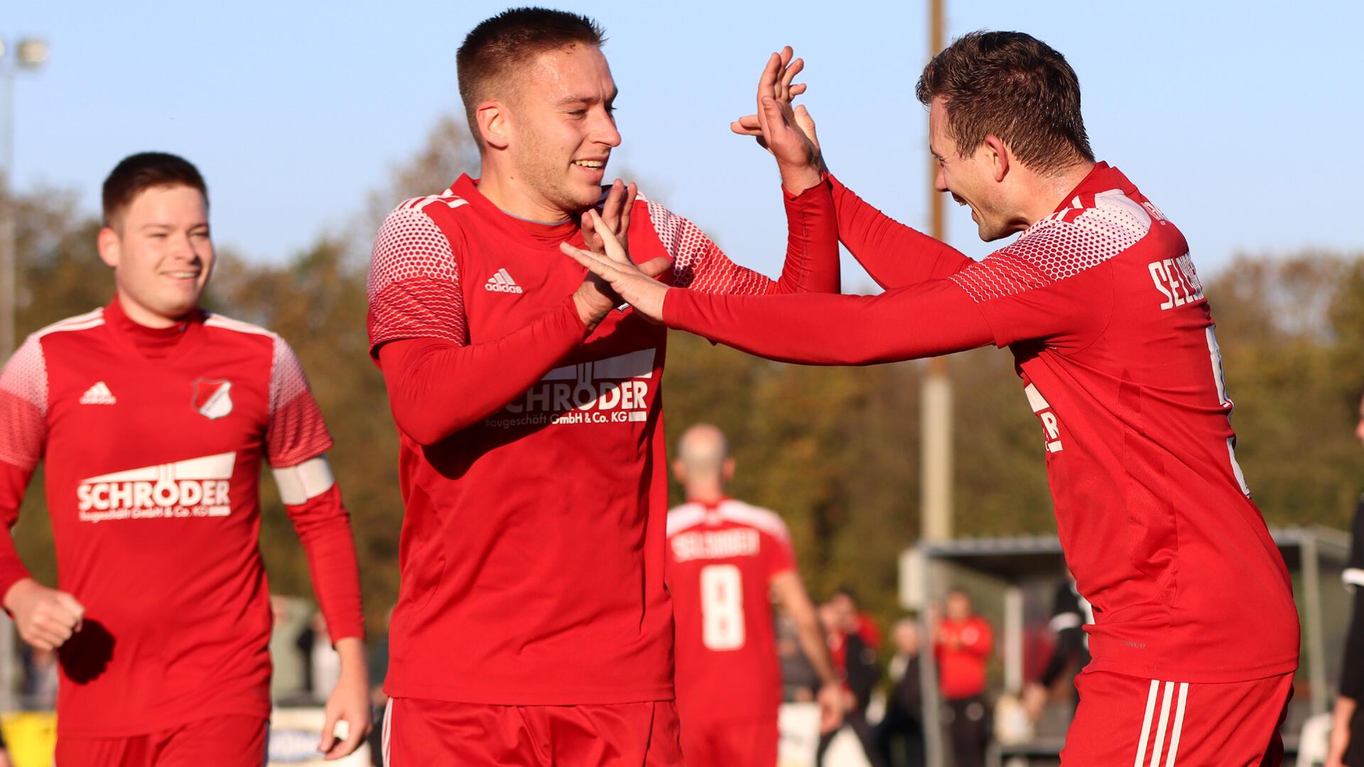 Marek und Lukas Schotman feiern Matthias Augustin, den Torschützen zum 3:0.