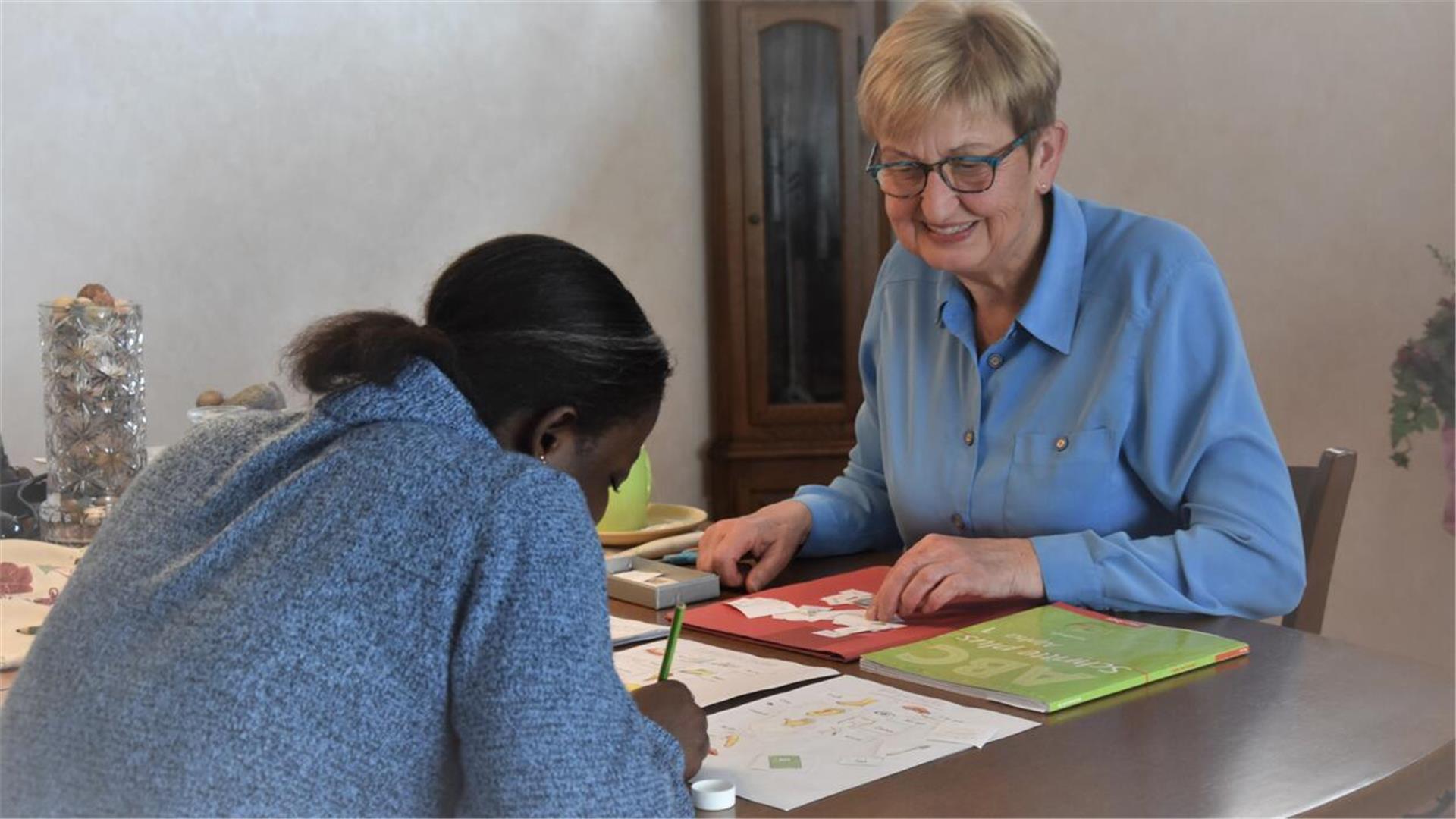 Marianne Aldag aus Klein Meckelsen arbeitet als ehrenamtliche Sprachpatin. Sie hilft Kafayatu A. Tunde, Deutsch zu lernen. 