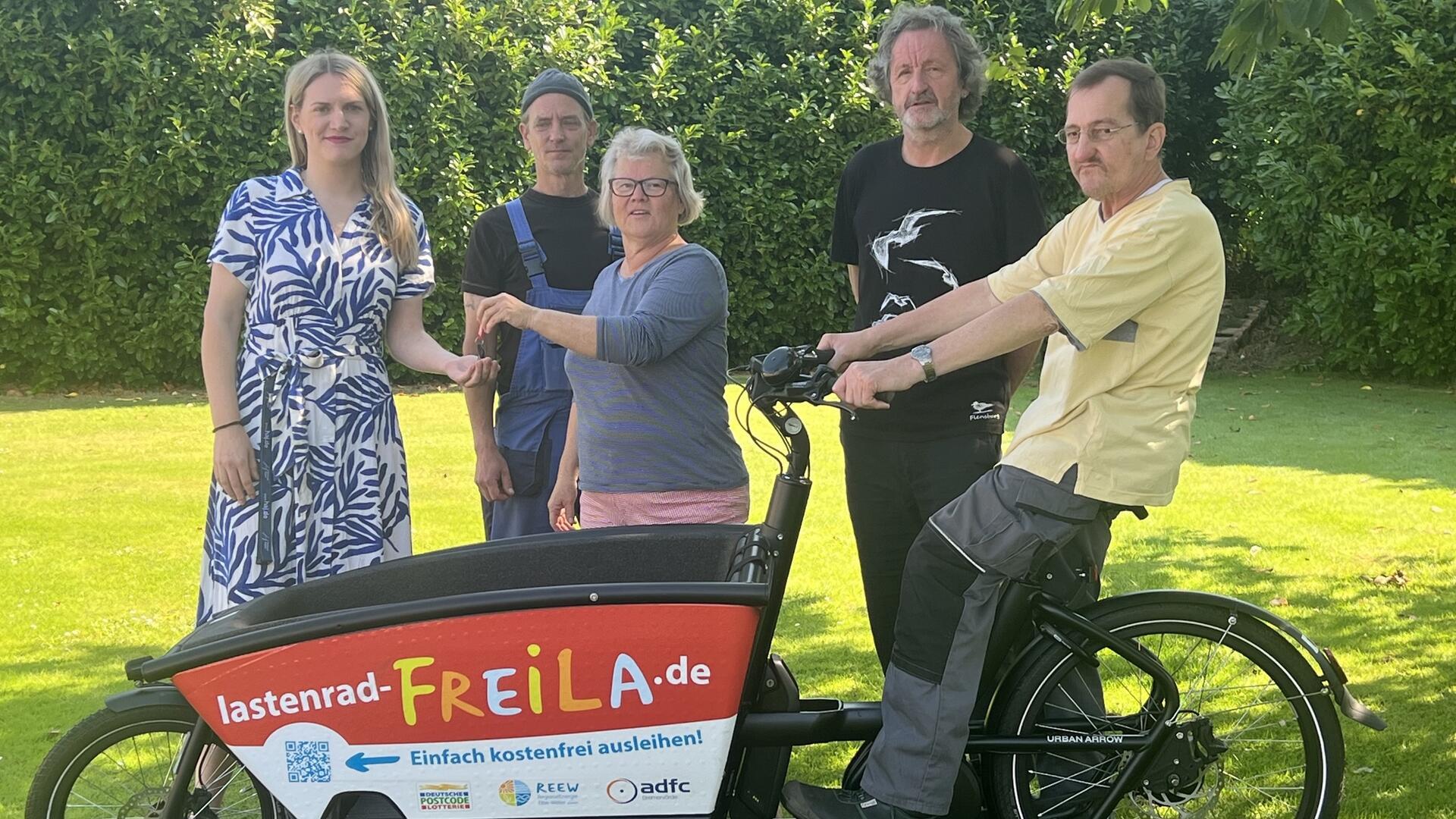 Marion Kaiser von der Ortsgruppe Bremervörde des Allgemeinen Deutschen Fahrradclubs (ADFC) übergibt den Schlüssel des Projekts „Lastenrad-Freila“ an die Teamleiterin Verena Kirejewski von der Bremervörder Beschäftigungsgesellschaft (BBG).