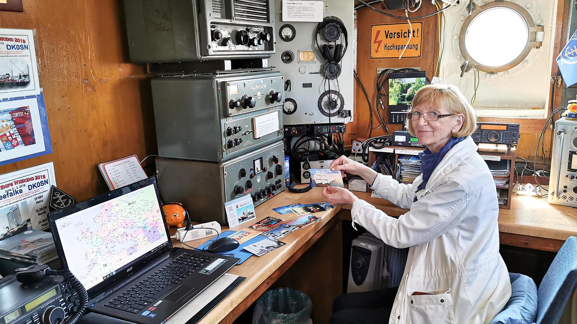 Marita Westphal-Blome in der Funkerkabine auf der „Seefalke“.