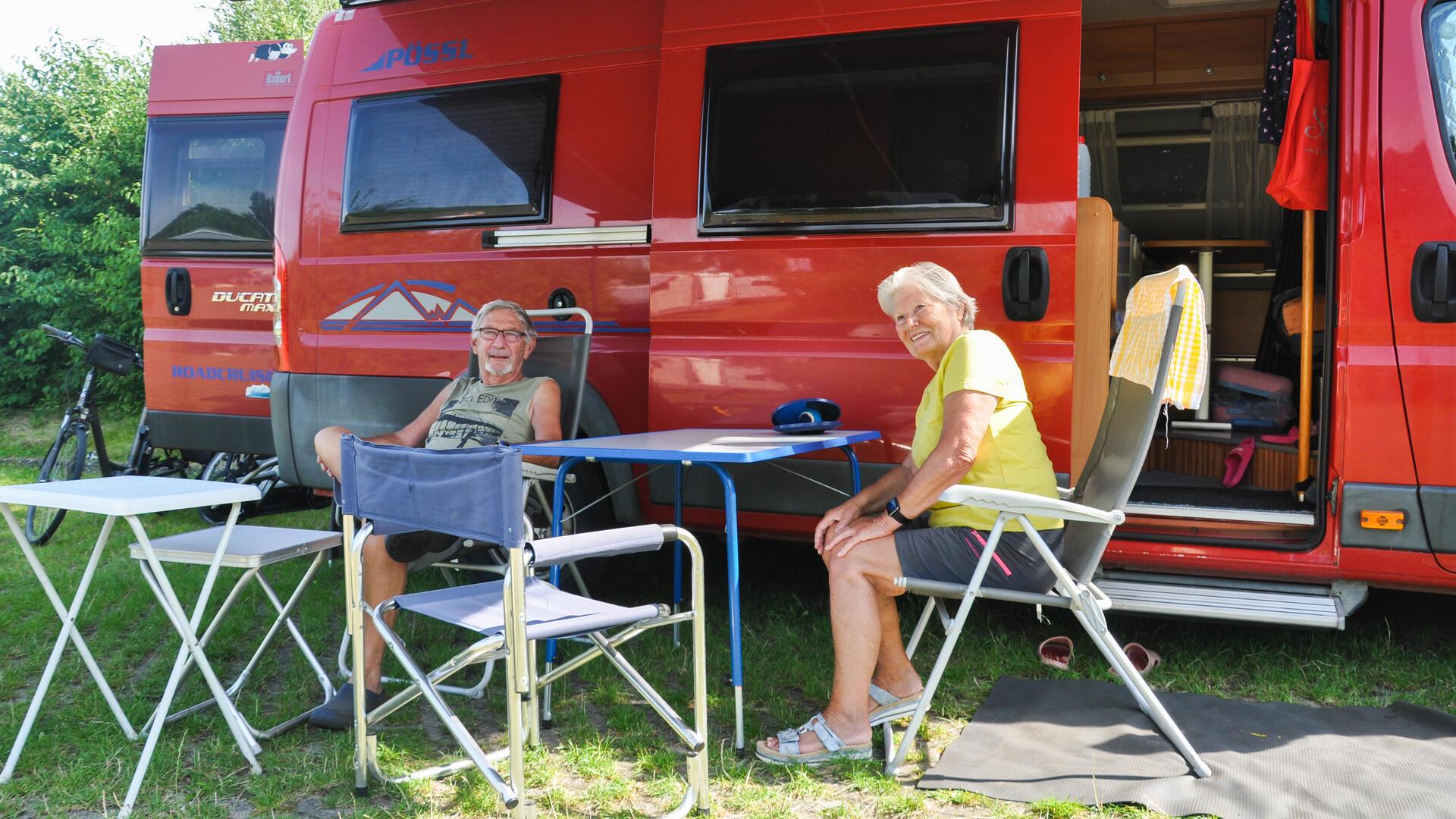 Zwei Camper auf dem Campingplatz am Vörder See 