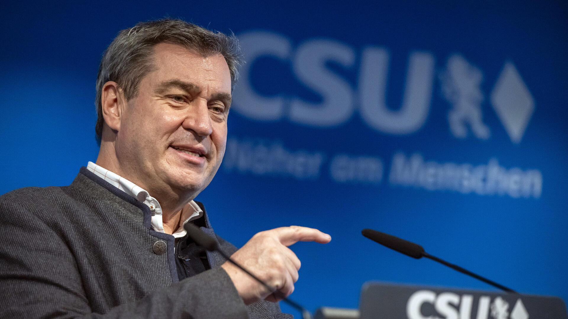 Markus Söder am Rednerpult. 